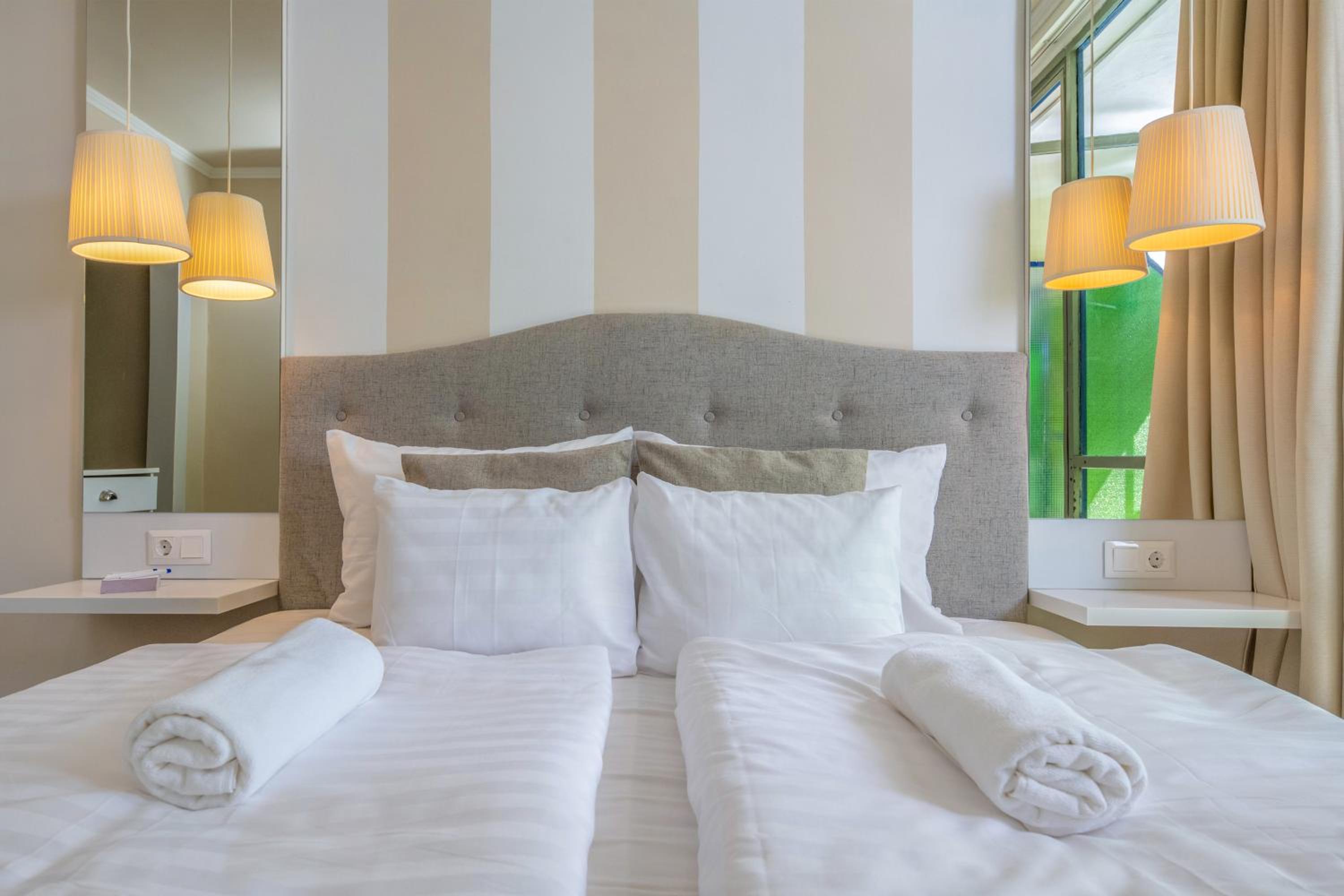 Modern Double Room with Balcony - Photo 3