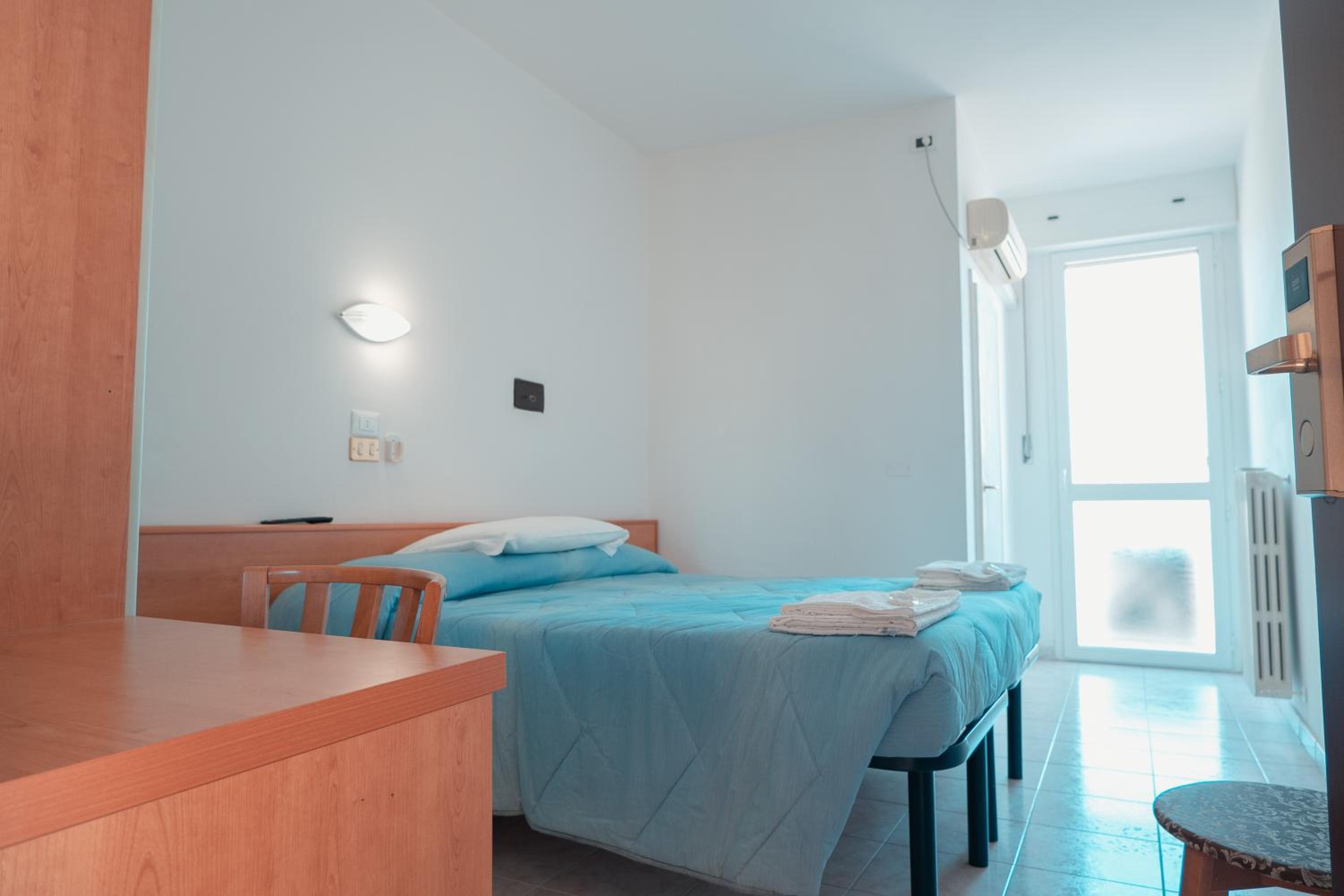 Double or Twin Room with Bathroom - Photo 2