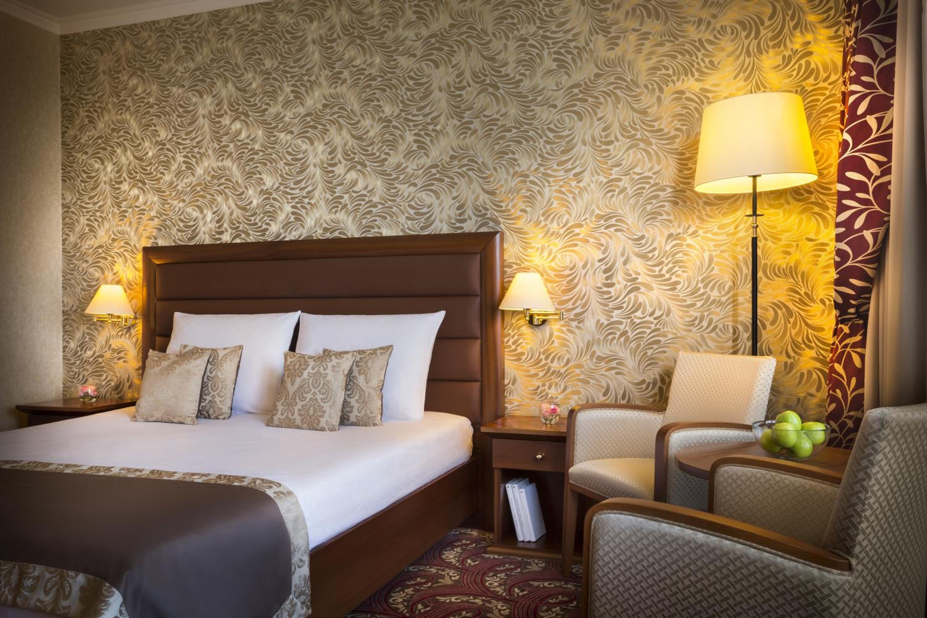 Superior Double or Twin Room with Balcony and Park View - Photo 9