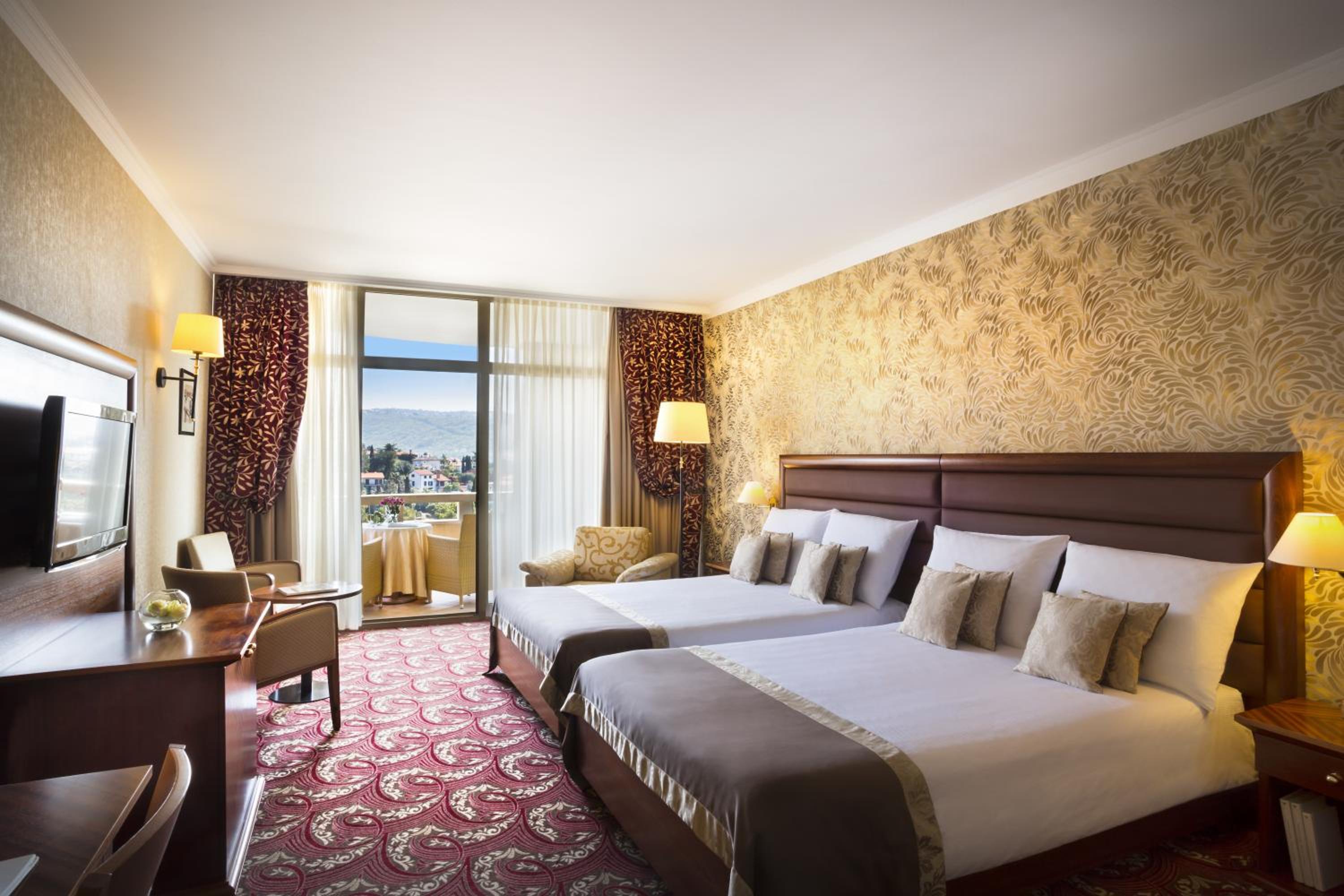 Superior Double or Twin Room with Balcony and Park View - Photo 3