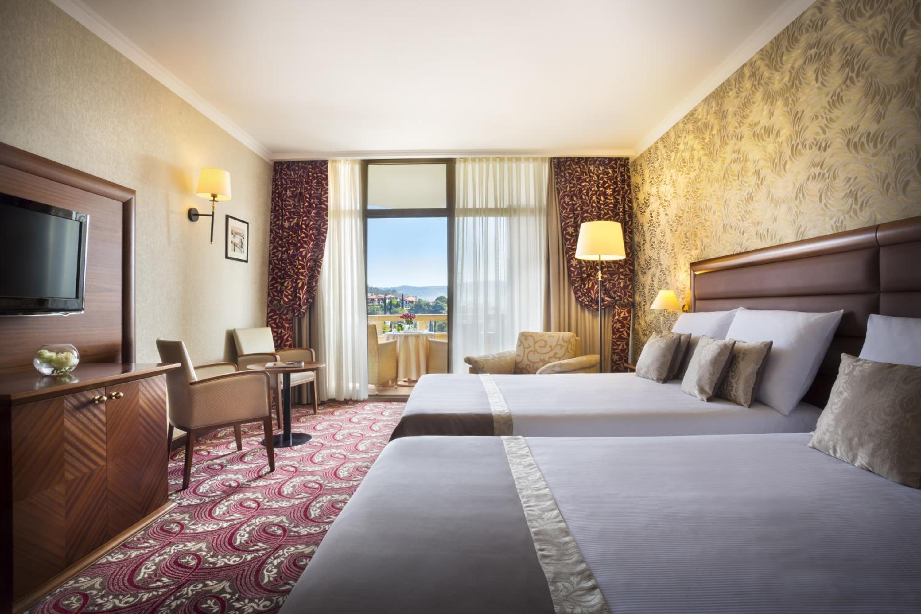 Superior Double or Twin Room with Balcony and Park View - Photo 5