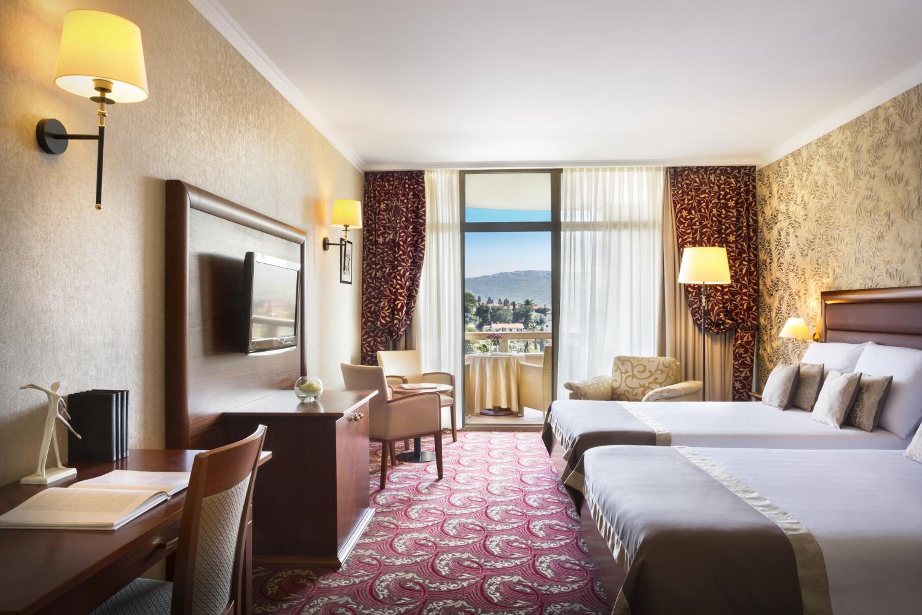 Superior Double or Twin Room with Balcony and Park View - Photo 8