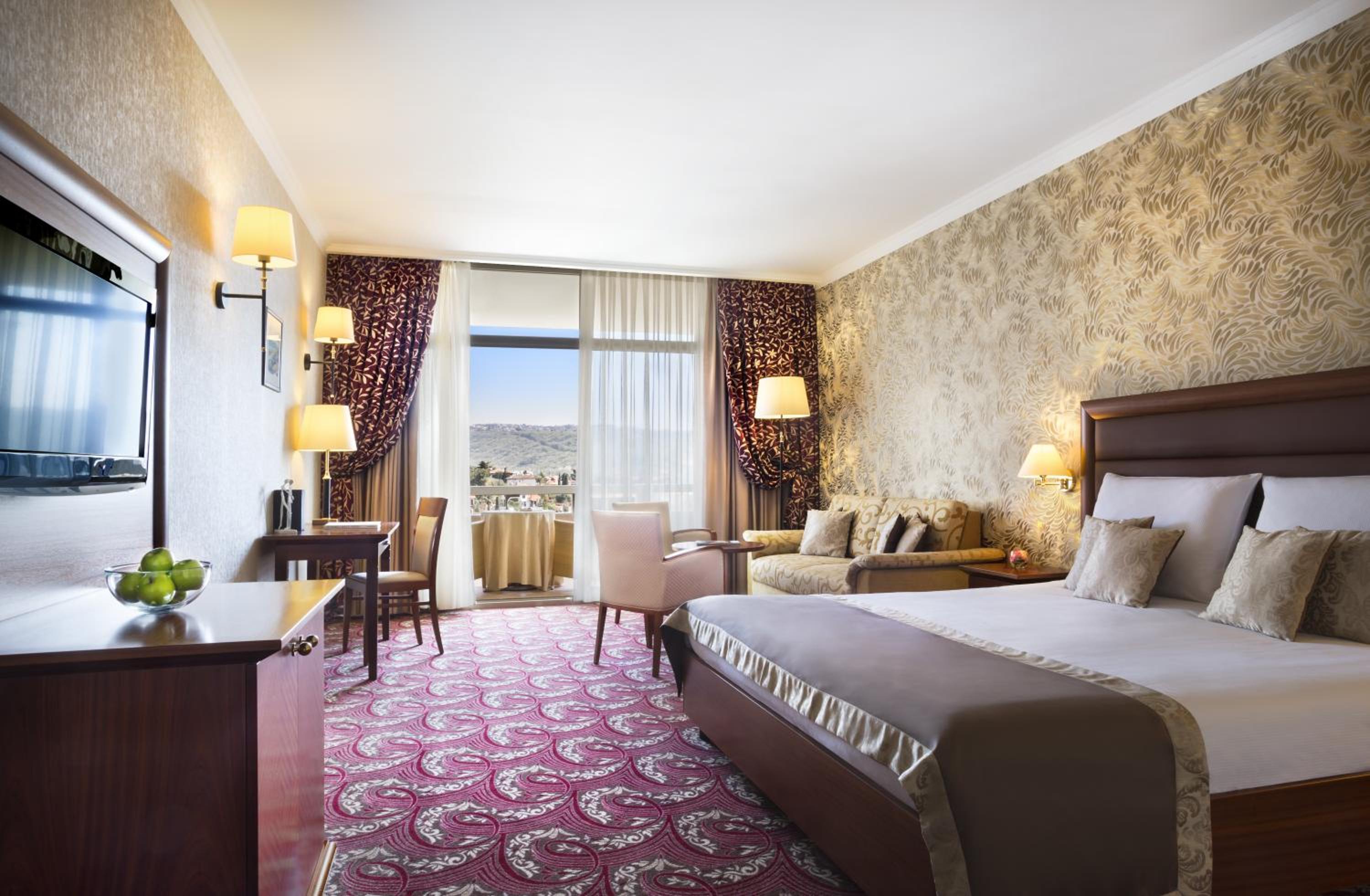 Deluxe Double Room with Balcony and Park View - Photo 6
