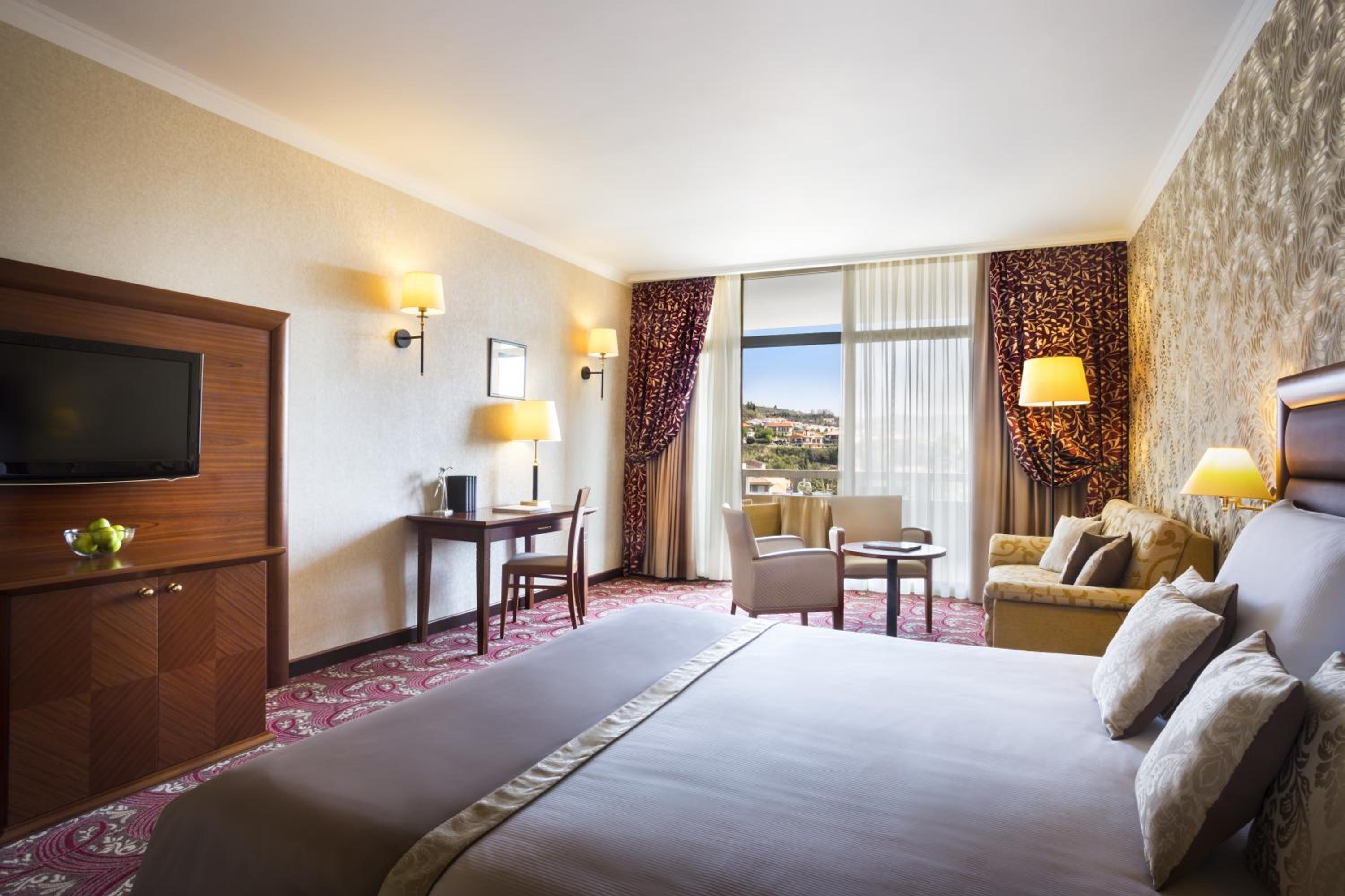 Deluxe Double Room with Balcony and Park View - Photo 4