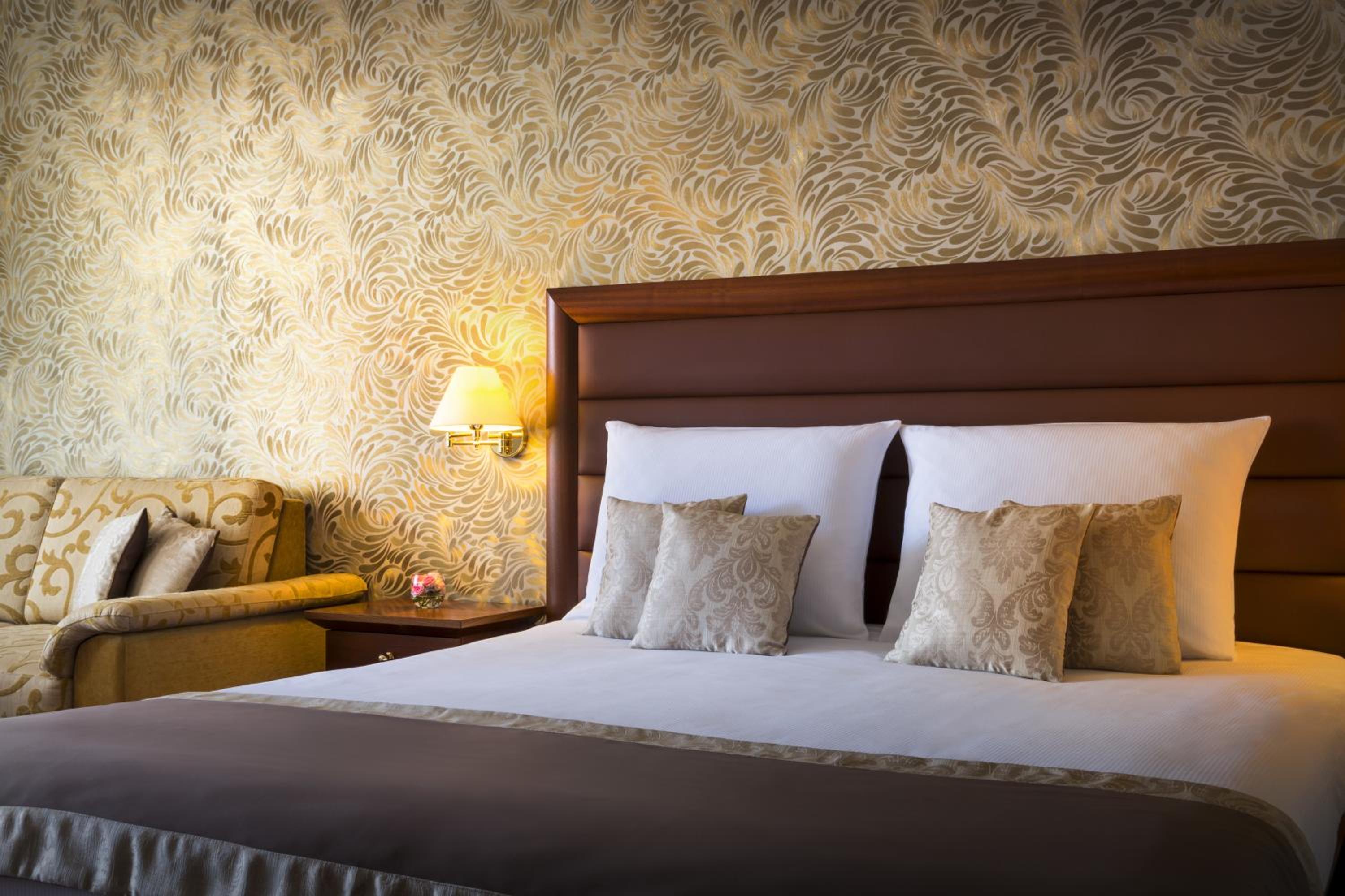 Deluxe Double Room with Balcony and Park View - Photo 5