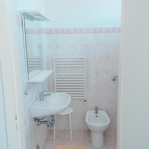 Double or Twin Room with Bathroom - Photo 4