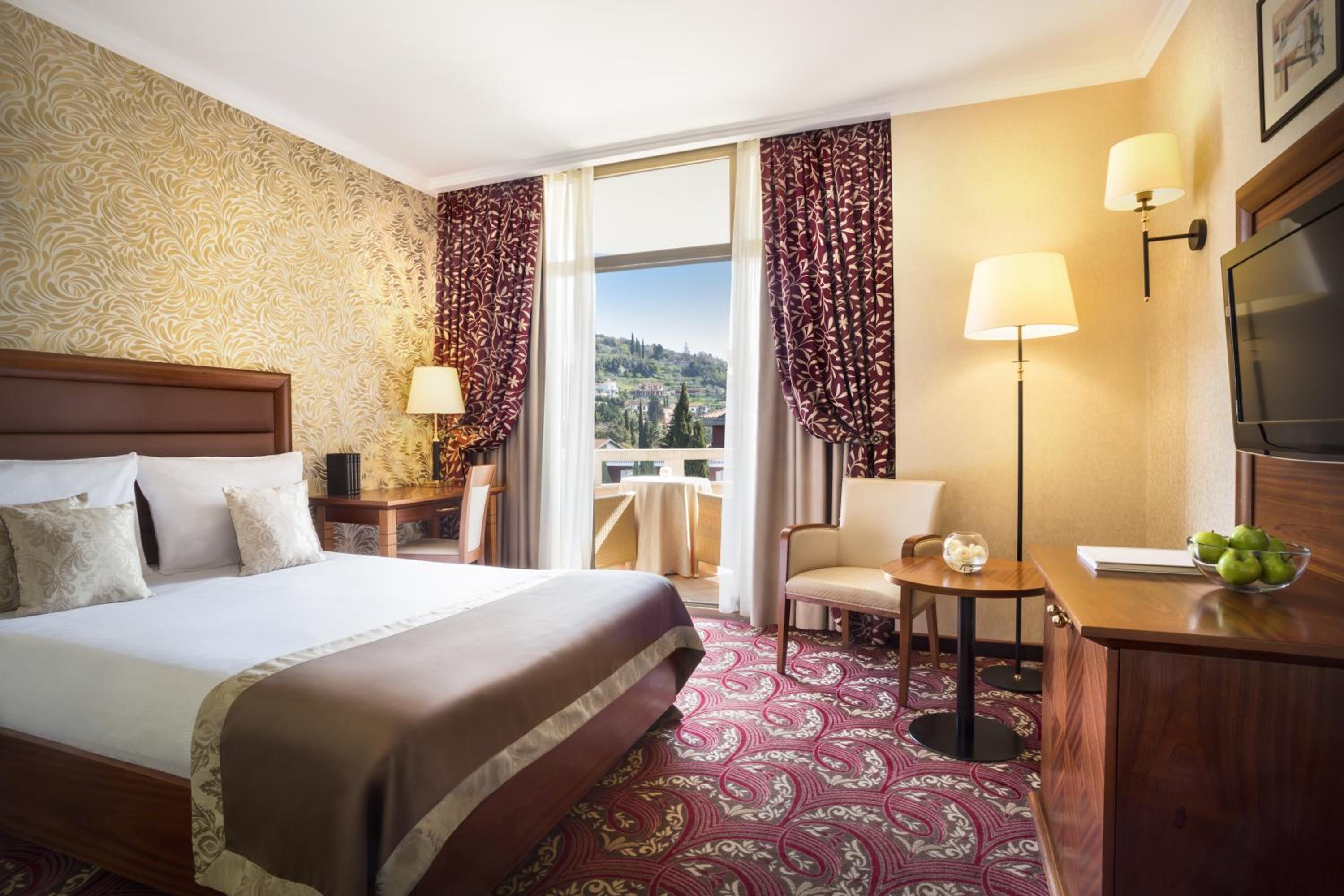 Standard Double Room with Balcony and Park View - Photo 4