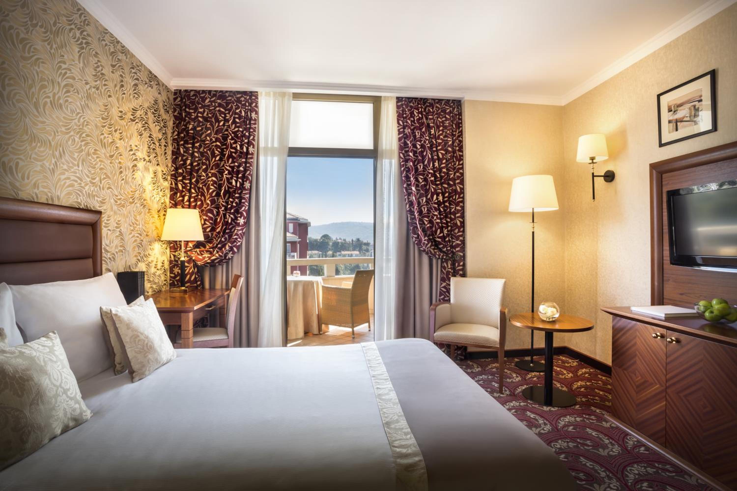 Standard Double Room with Balcony and Park View - Photo 3