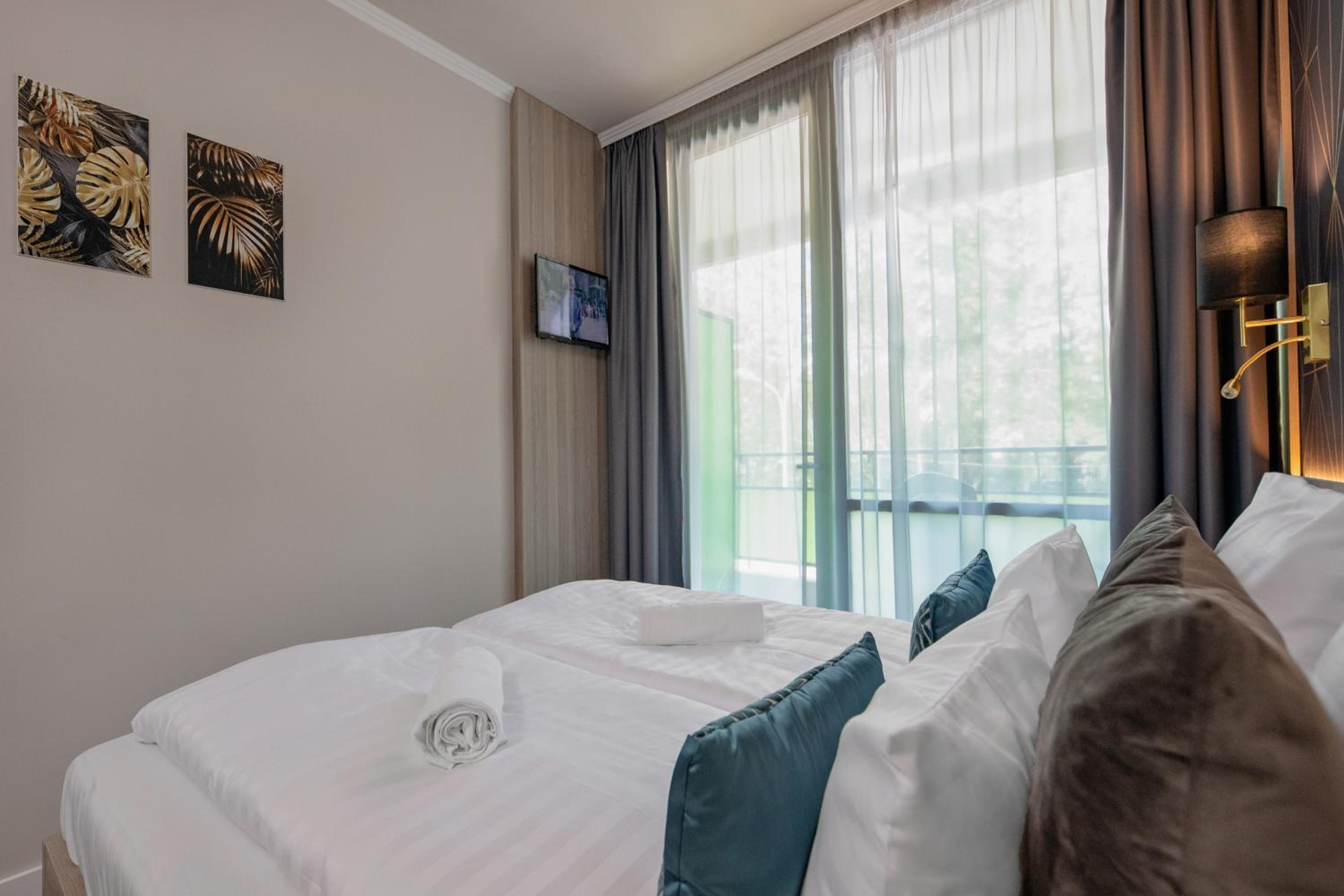 Elegant Double Room with Balcony - Photo 2