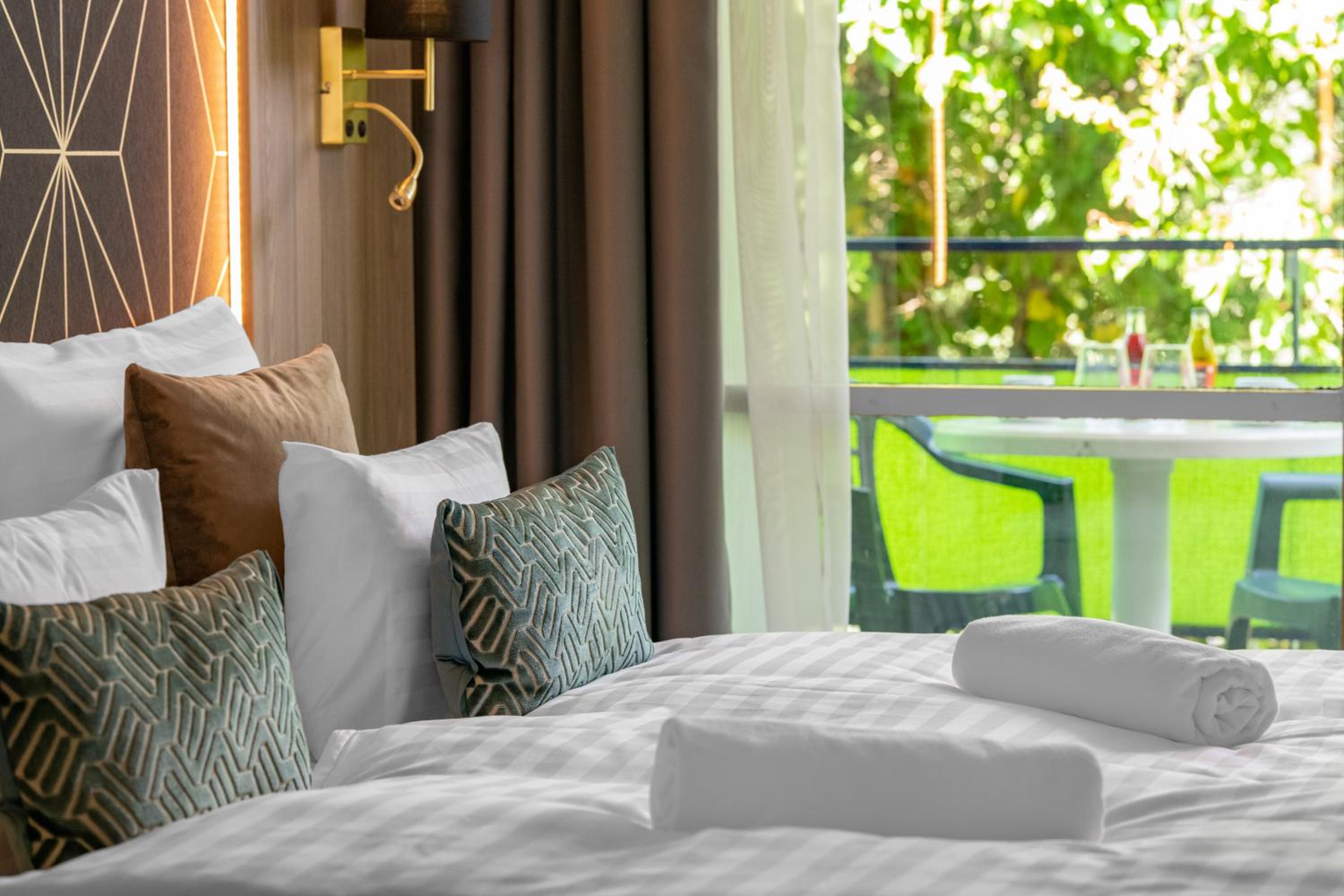 Elegant Double Room with Balcony - Photo 5