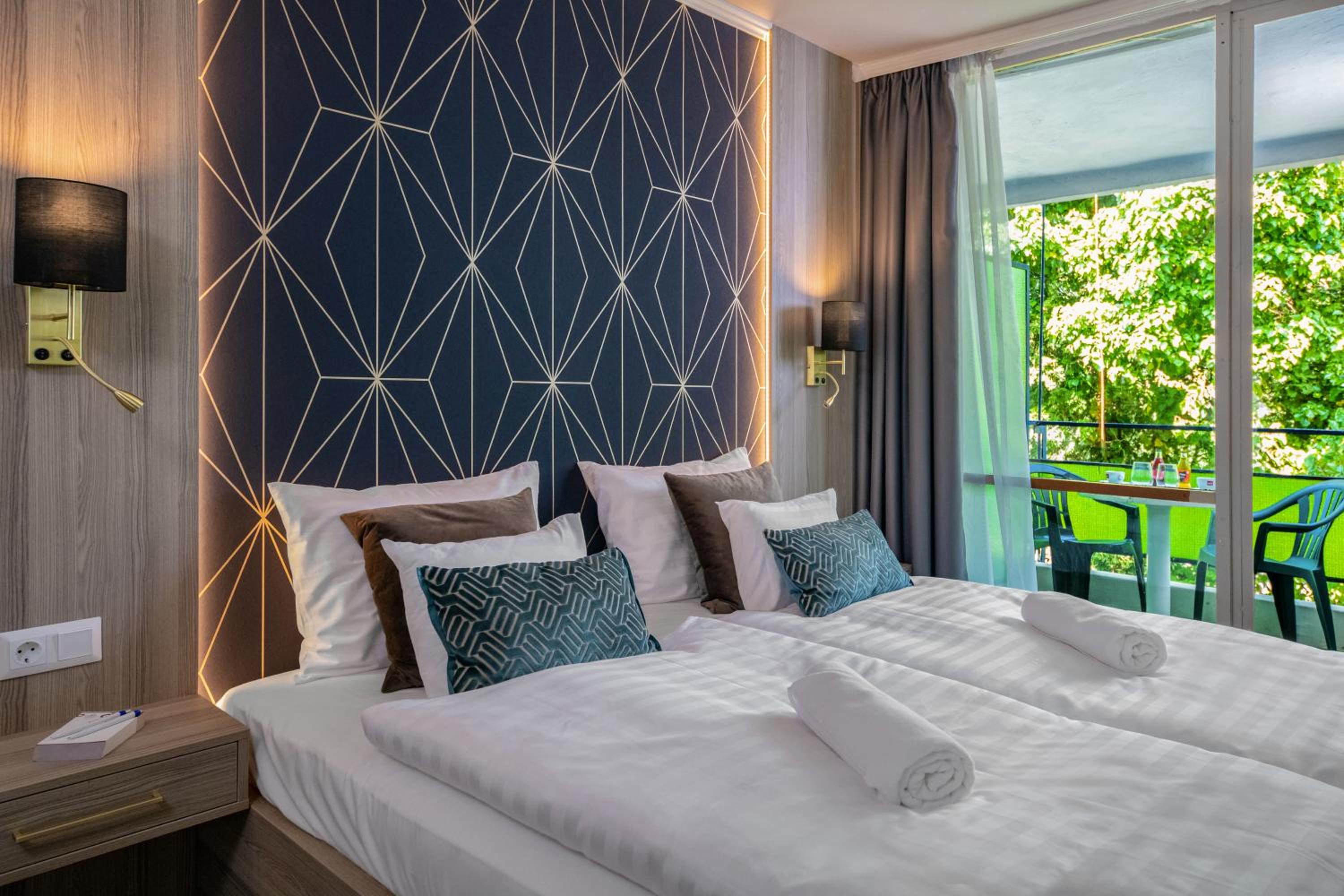 Elegant Double Room with Balcony - Photo 7
