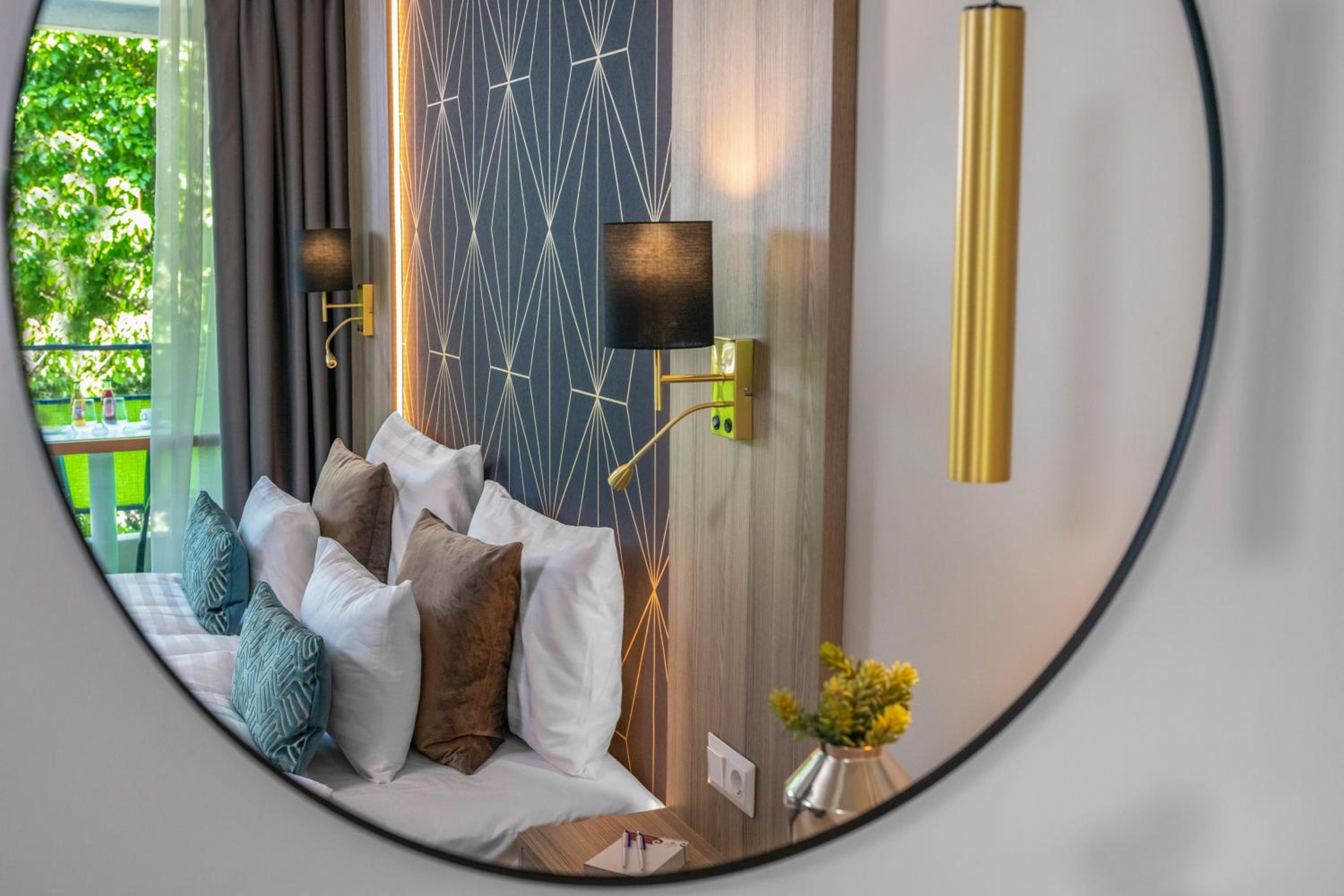Elegant Double Room with Balcony - Photo 4