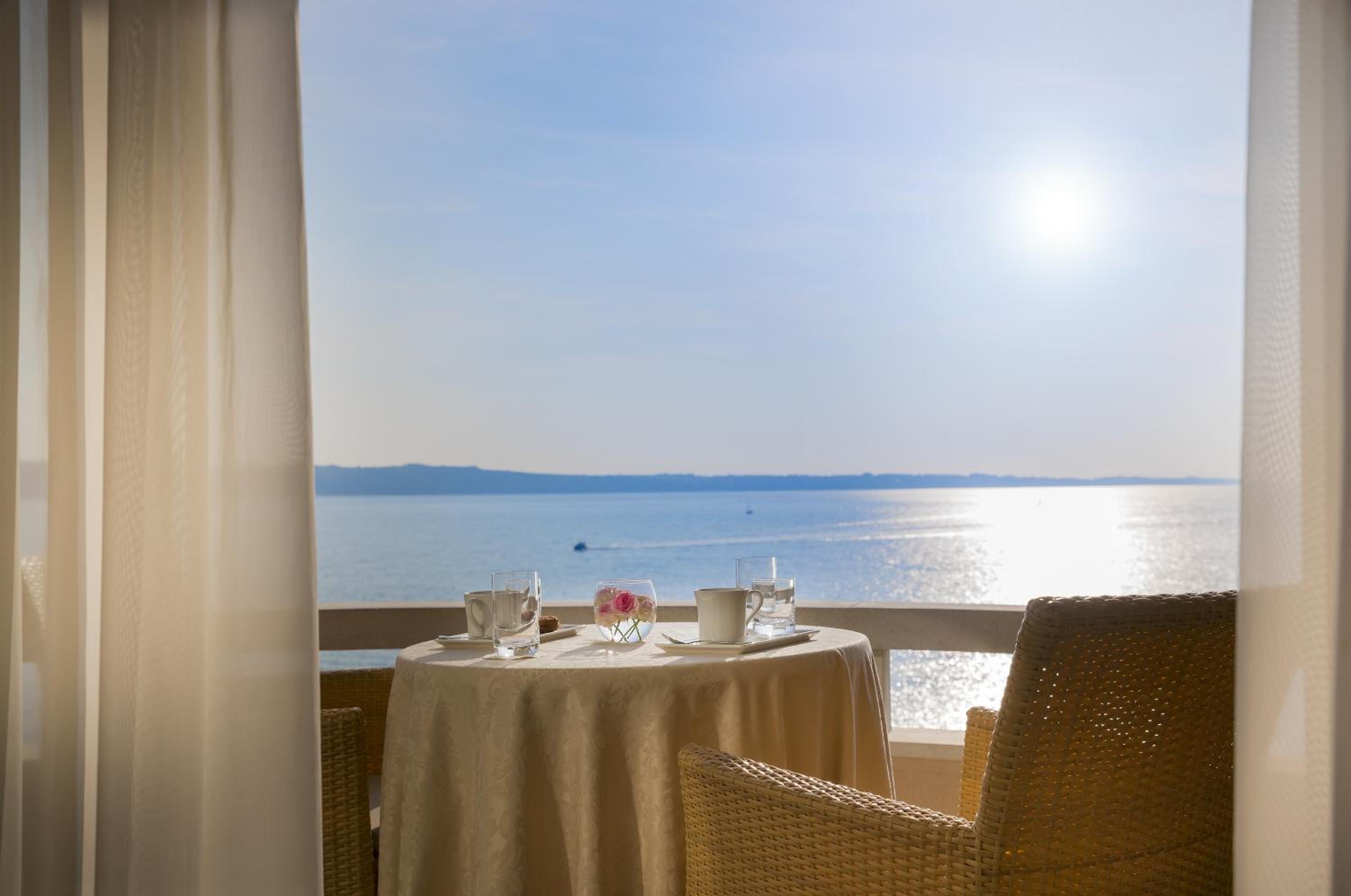 Deluxe Double Room with Balcony and Sea View - Photo 3