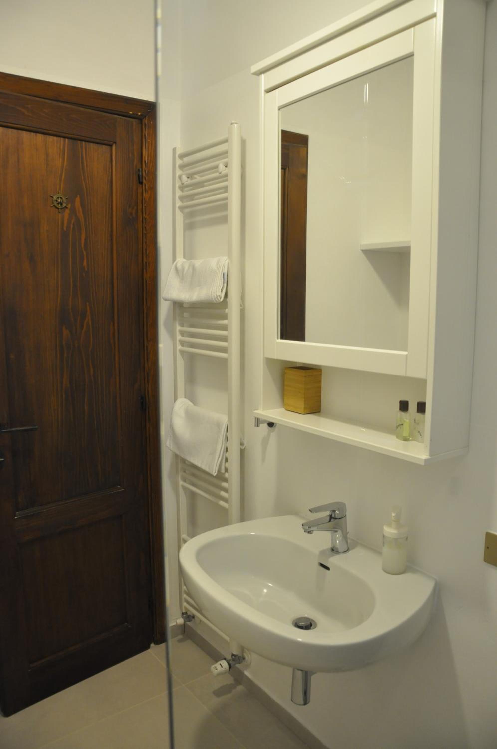 Double Room with Sea View - Photo 10