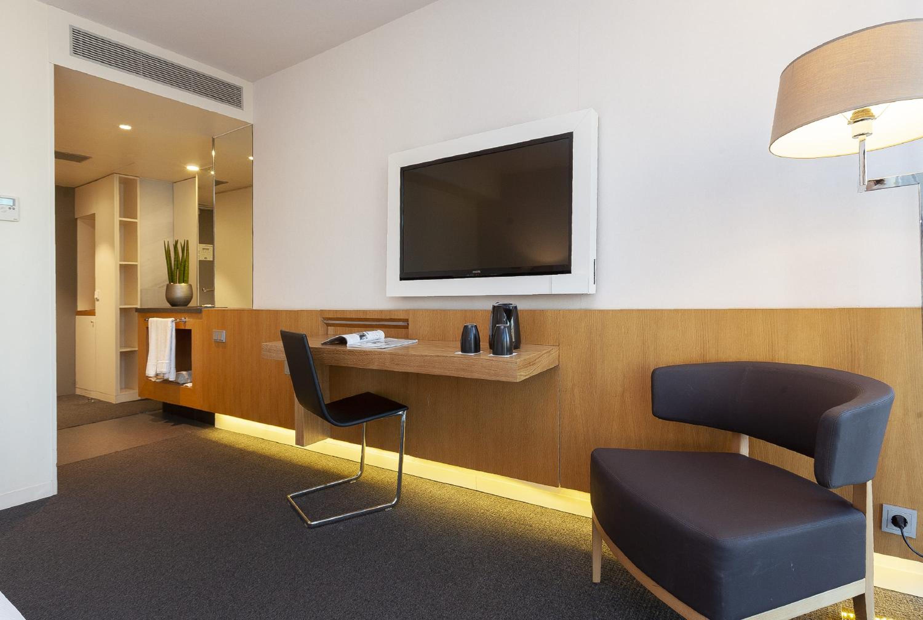 Superior Family Room with City View photo 3