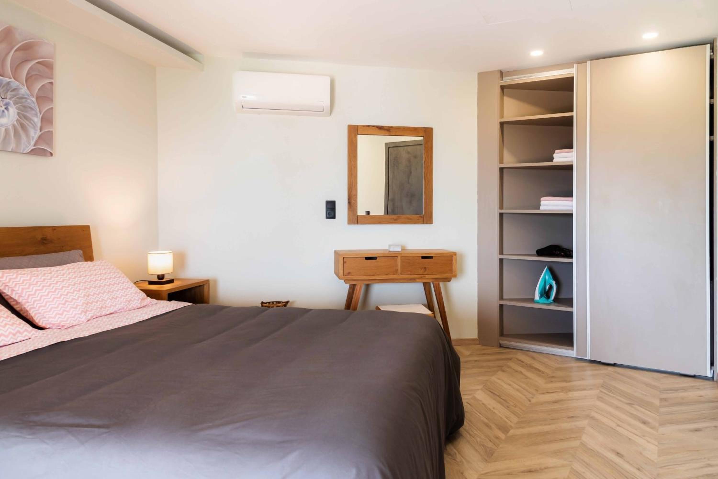 One-Bedroom House photo 1