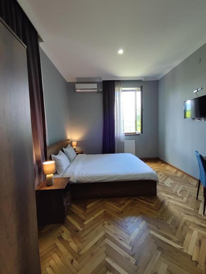 Double Room with Private Bathroom - Photo 7