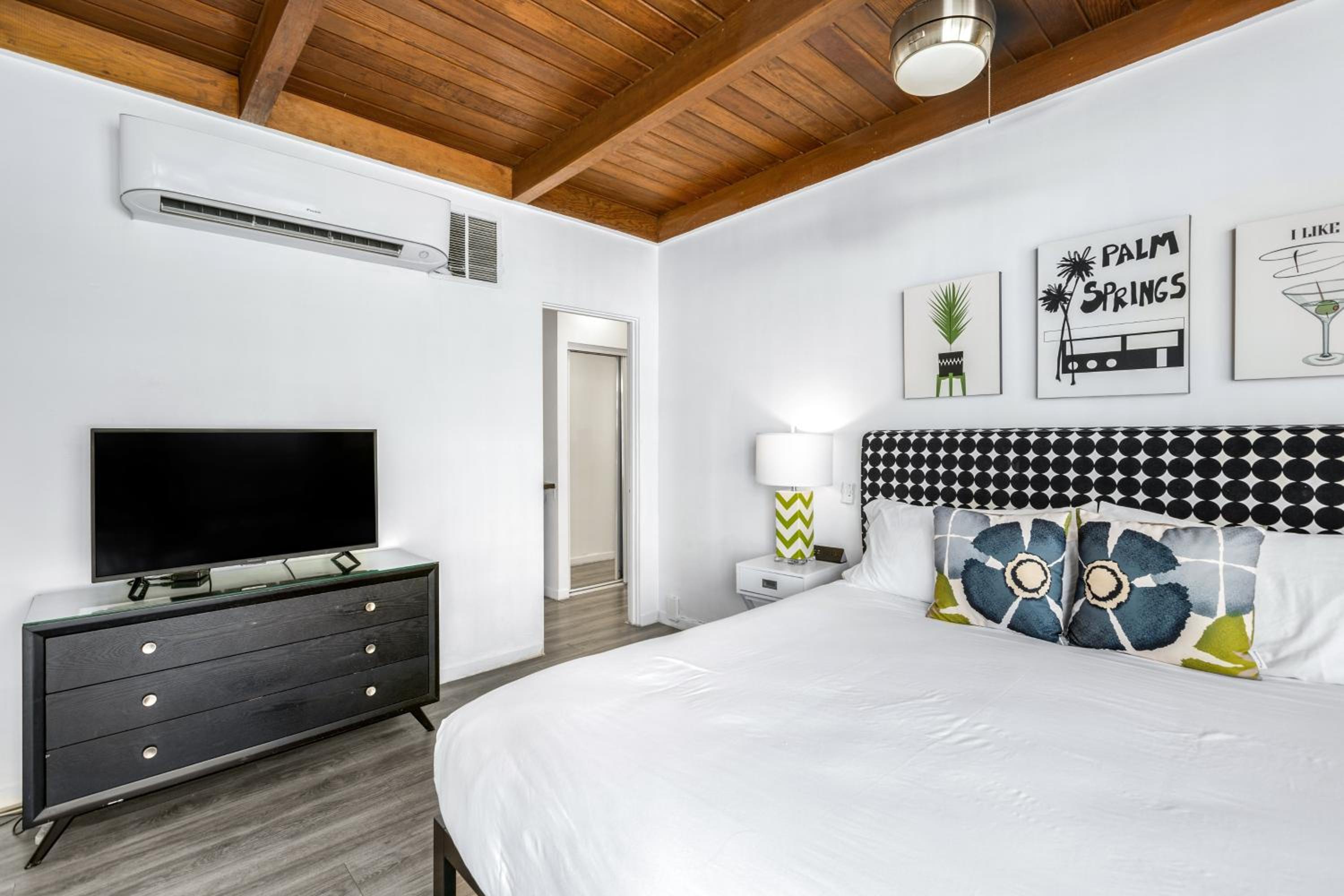 Standard King Room photo 3