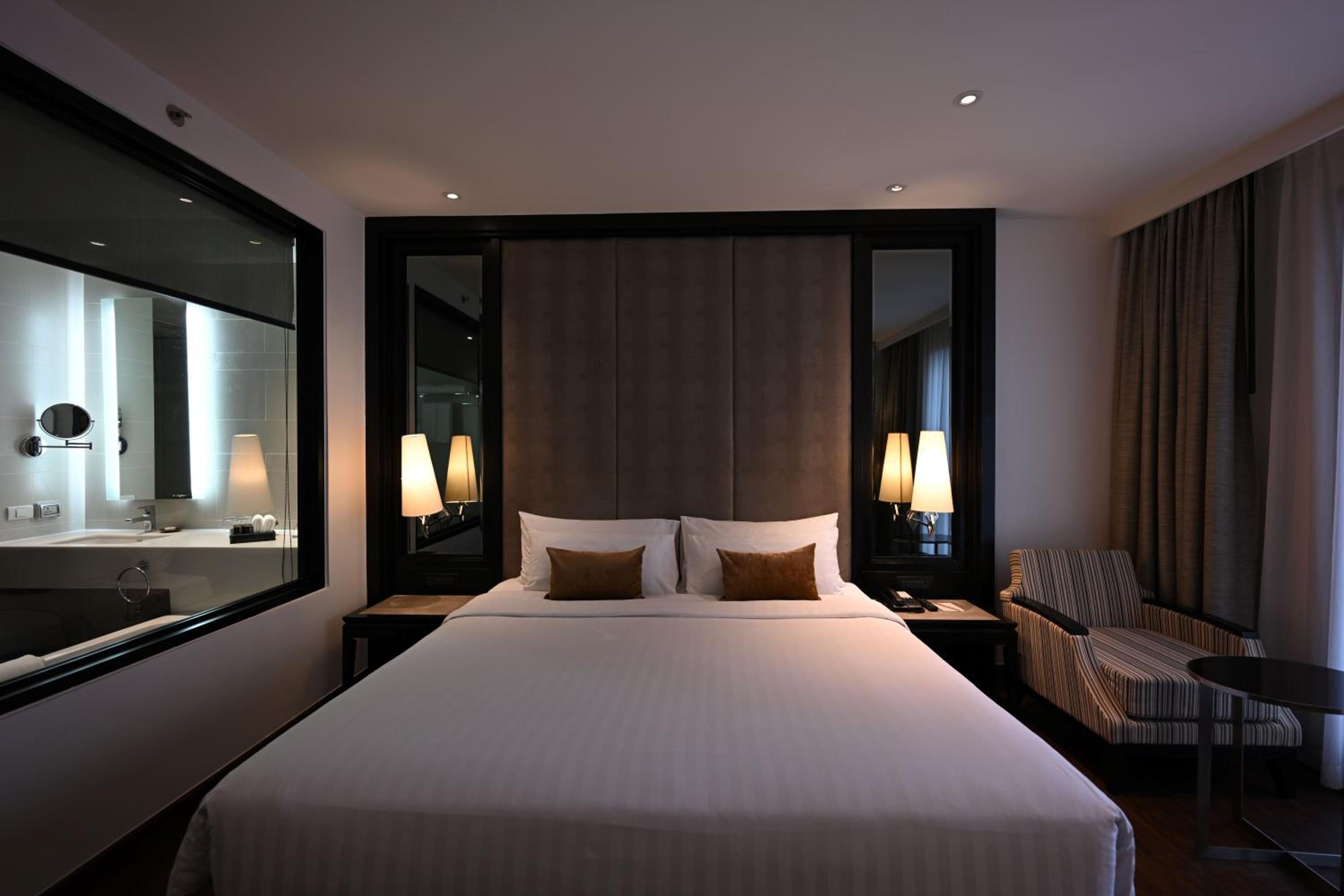 Executive King Room thumbnail 5