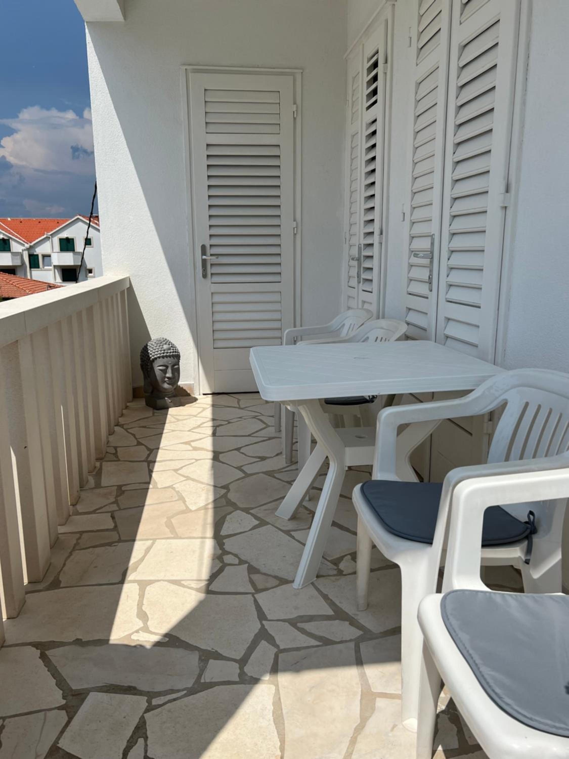 Apartment with Balcony photo 3