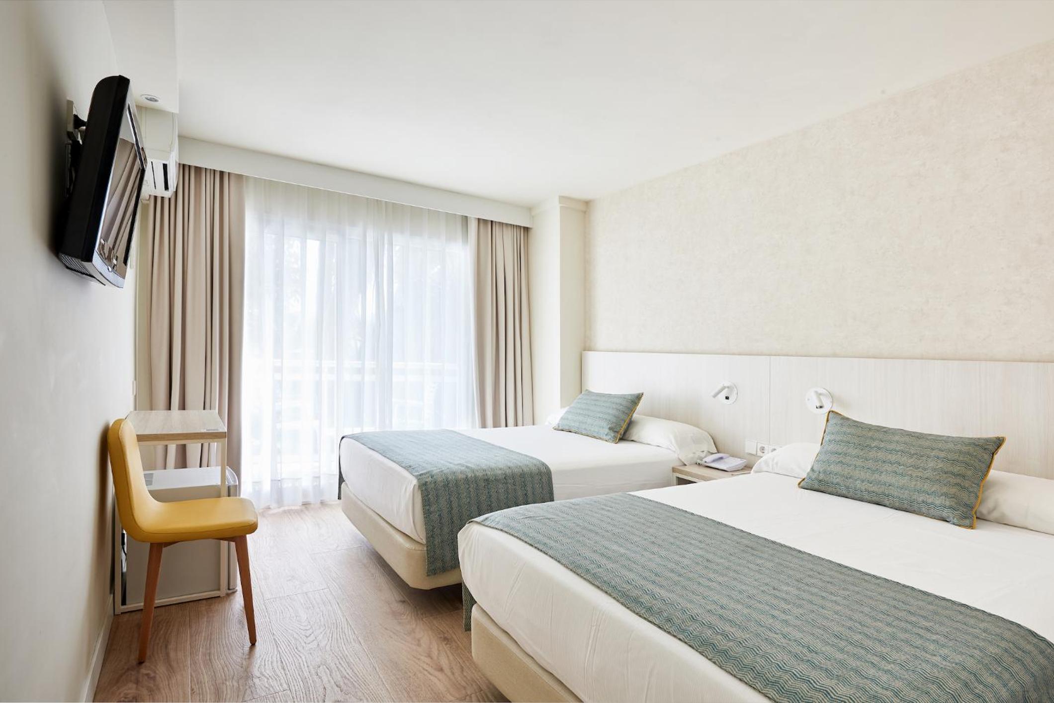 Double Room with Pool View (2 Double Beds) - Photo 5