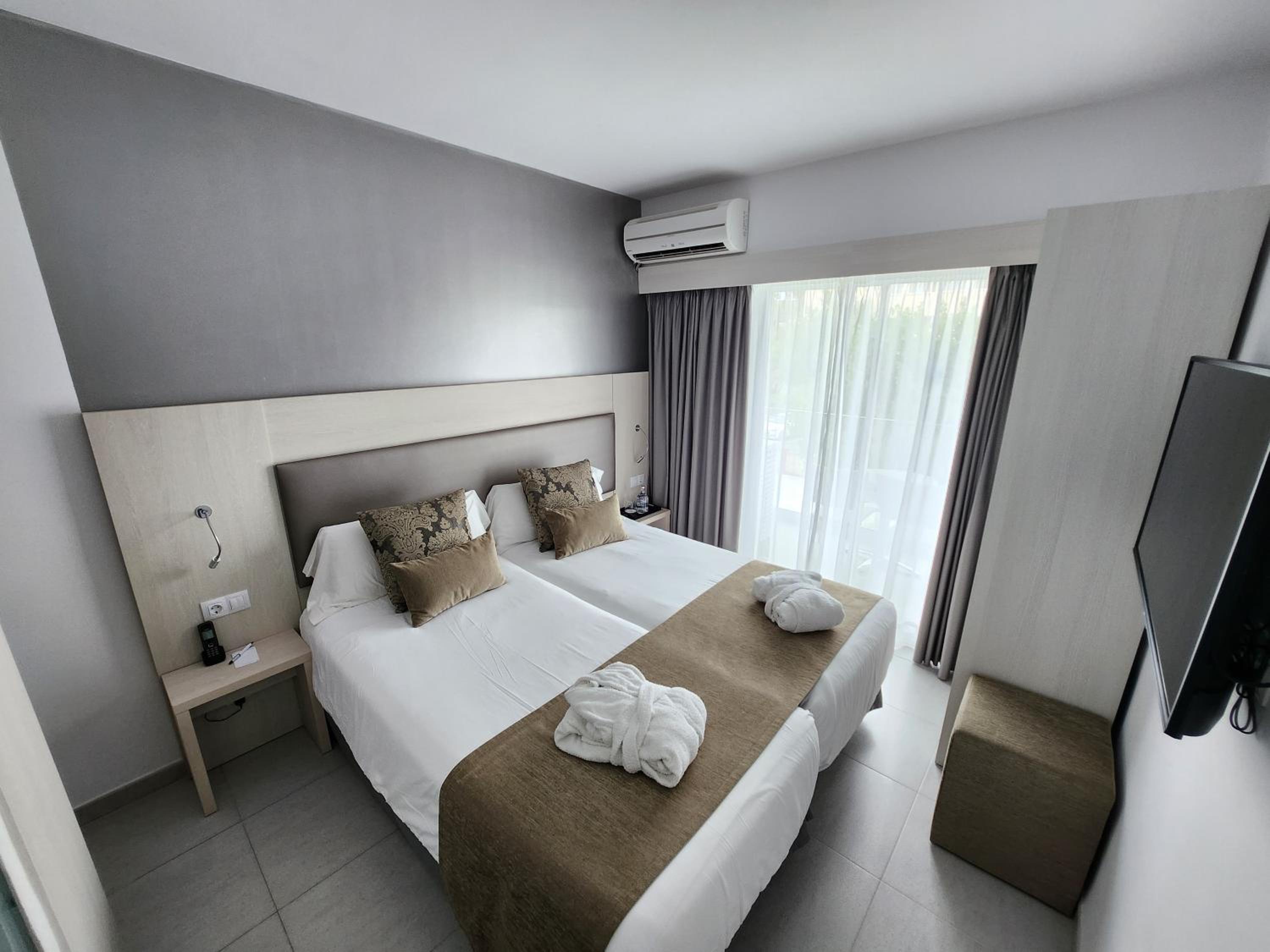Superior Deluxe Double or Twin Room  - Photo 1