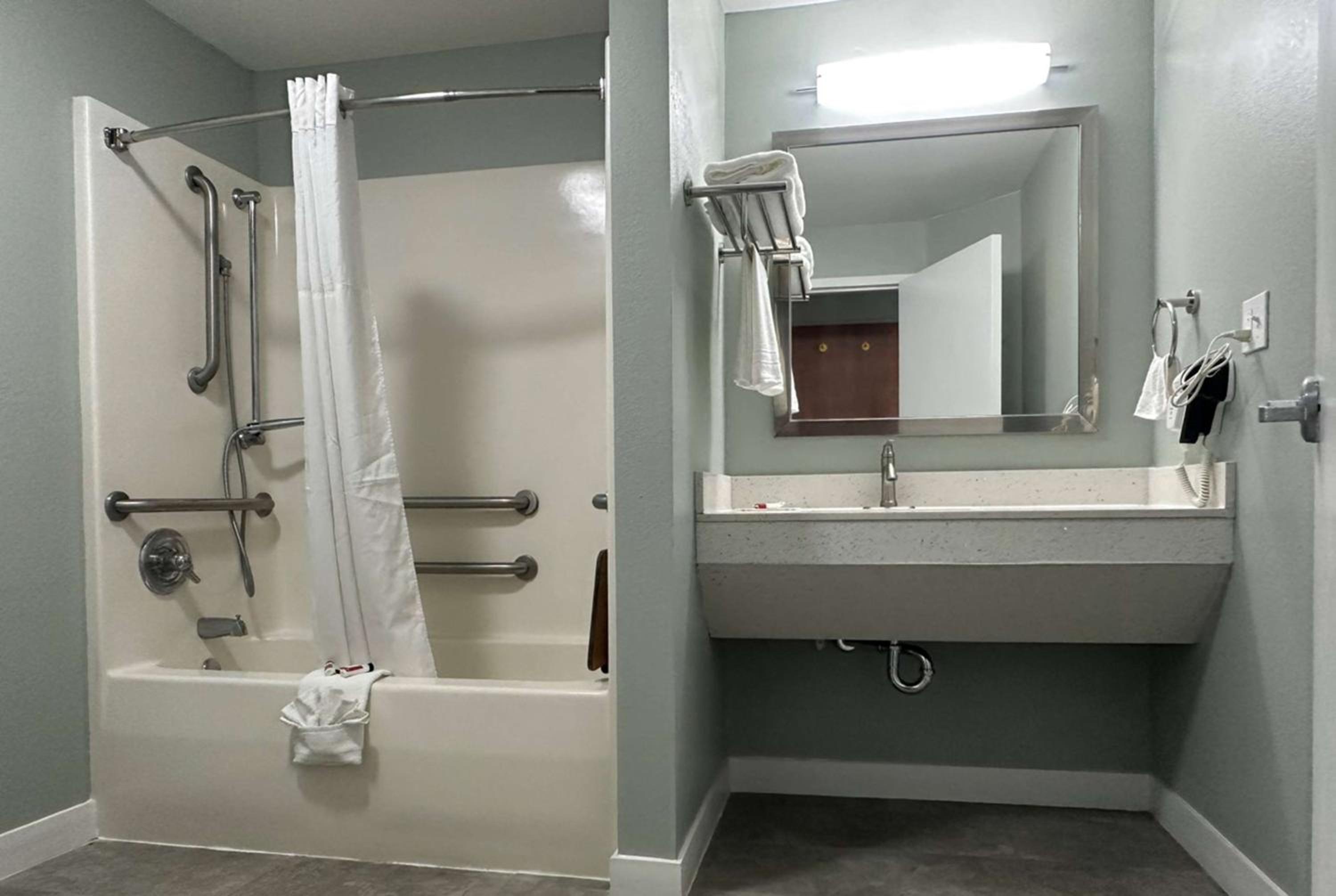 Queen Room - Mobility Access/Smoking - Photo 5