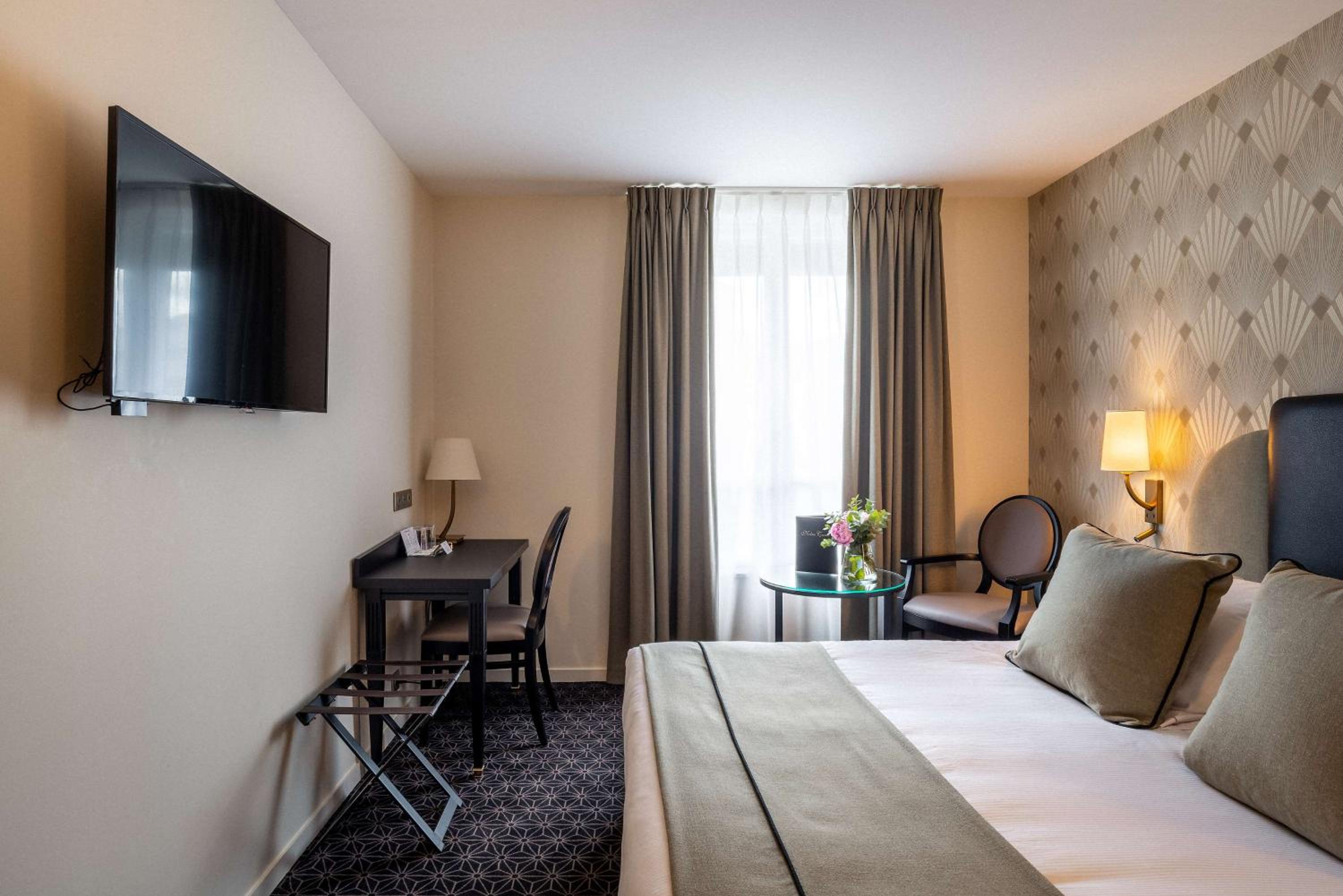 Comfort Queen Room - Photo 9