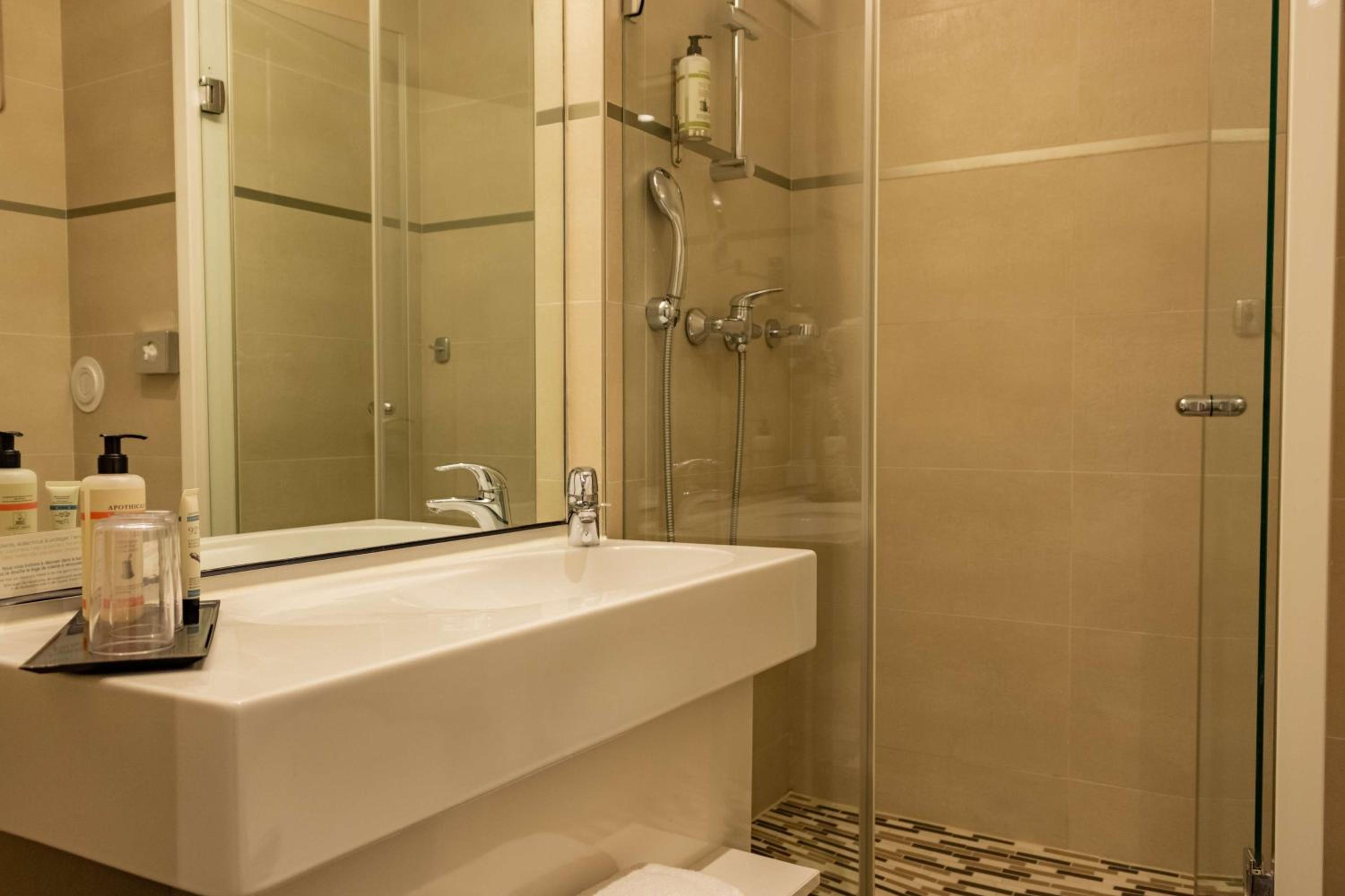Comfort Queen Room - Photo 3