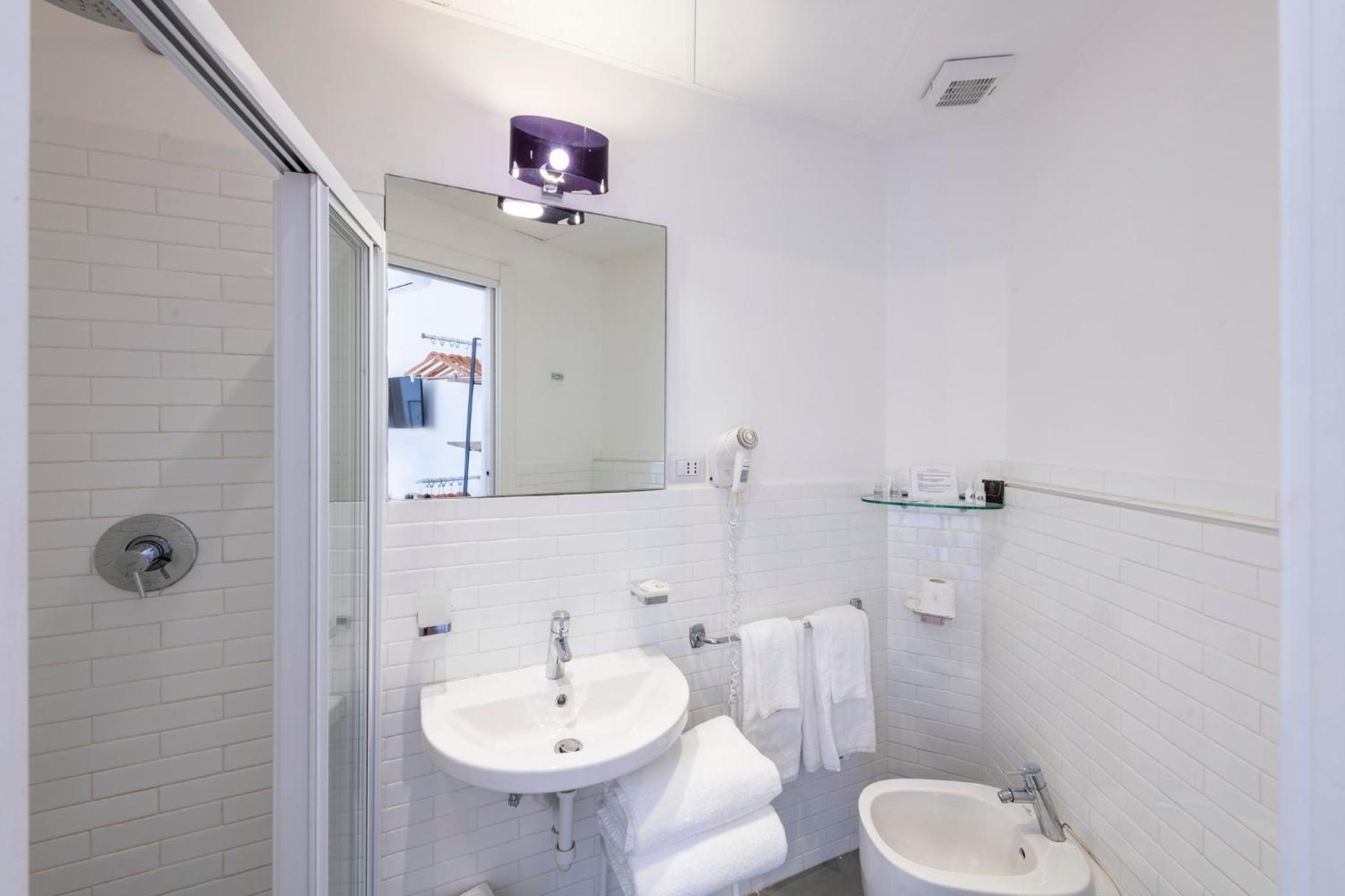 Standard Double or Twin Room - Photo 2