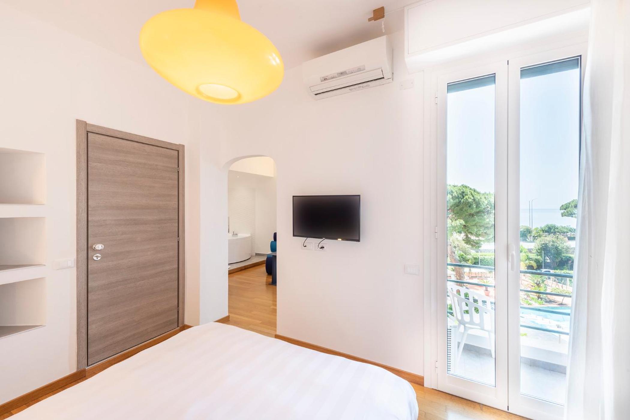 Deluxe Suite with Spa Bath