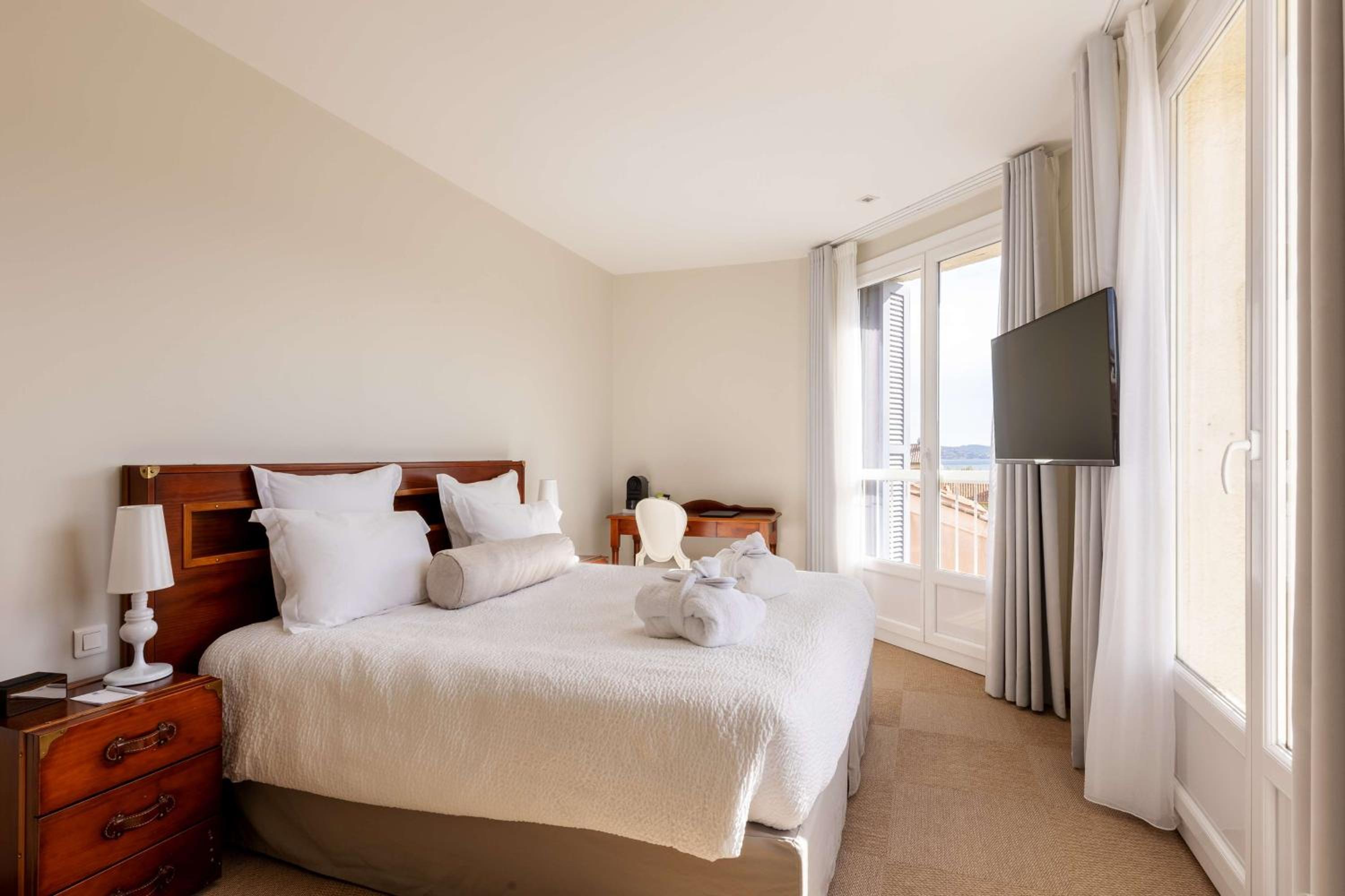 Prestige King Room with Sea View - Photo 3