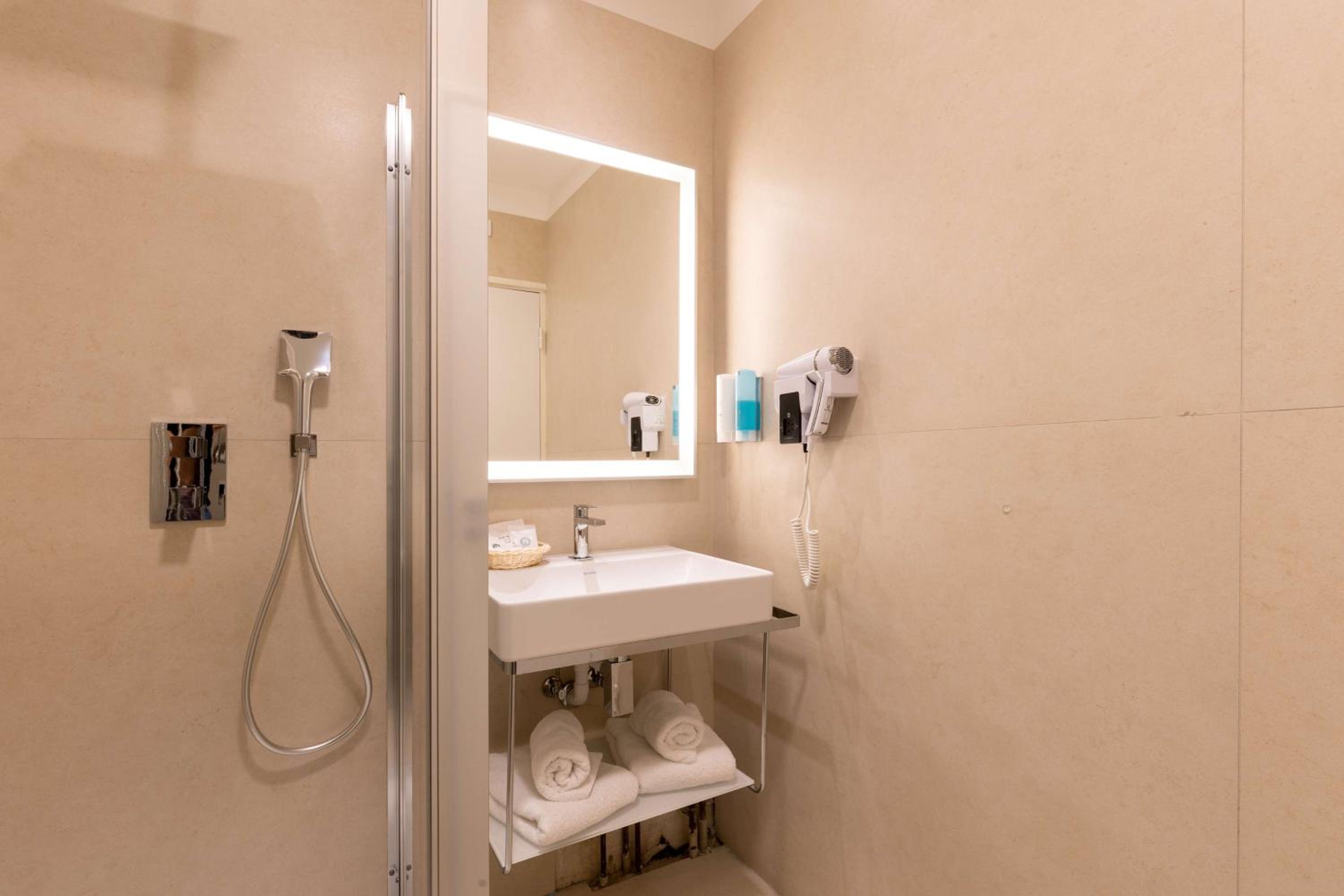 Classic Double Room - Photo 13