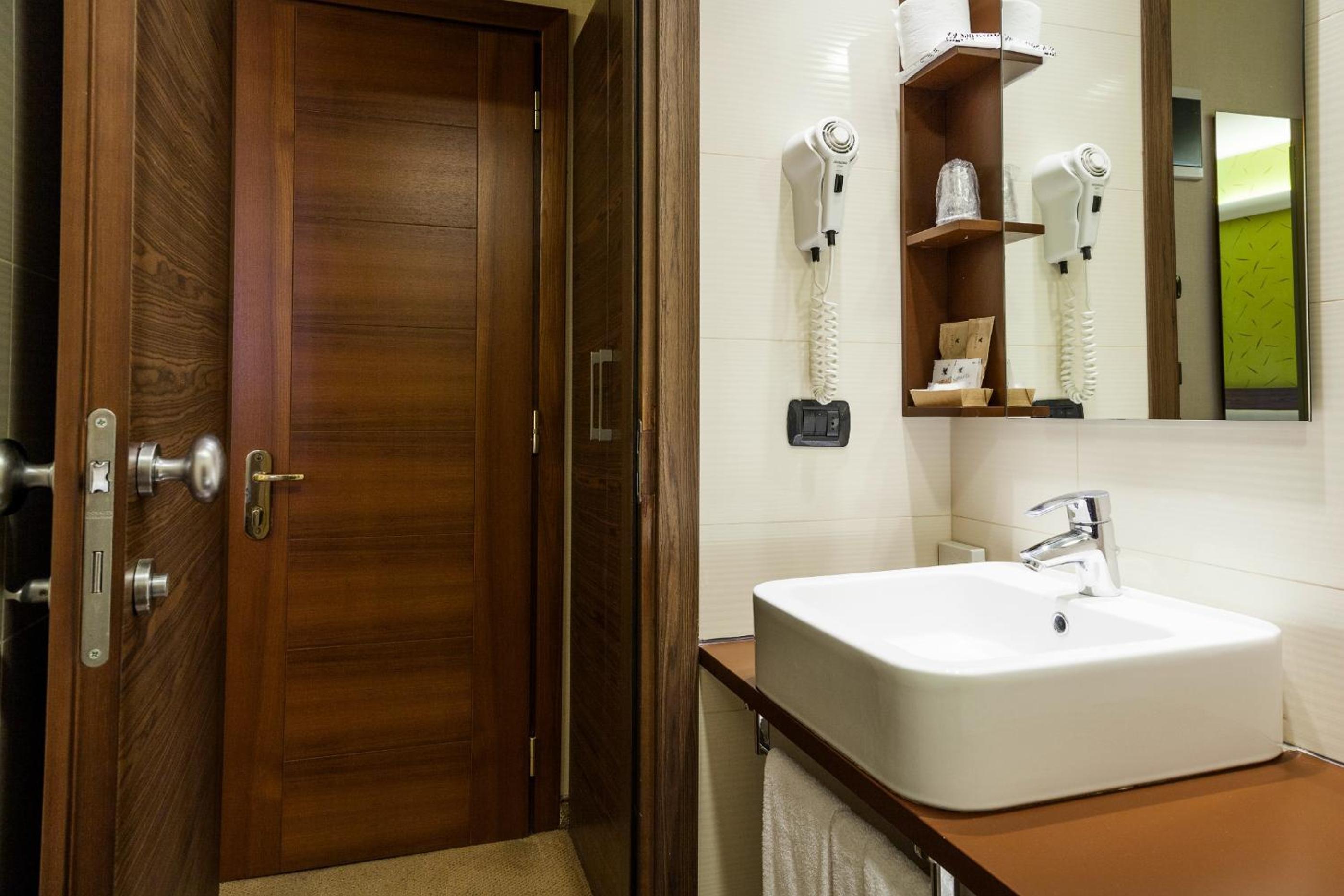 Premium Twin Room thumbnail 6