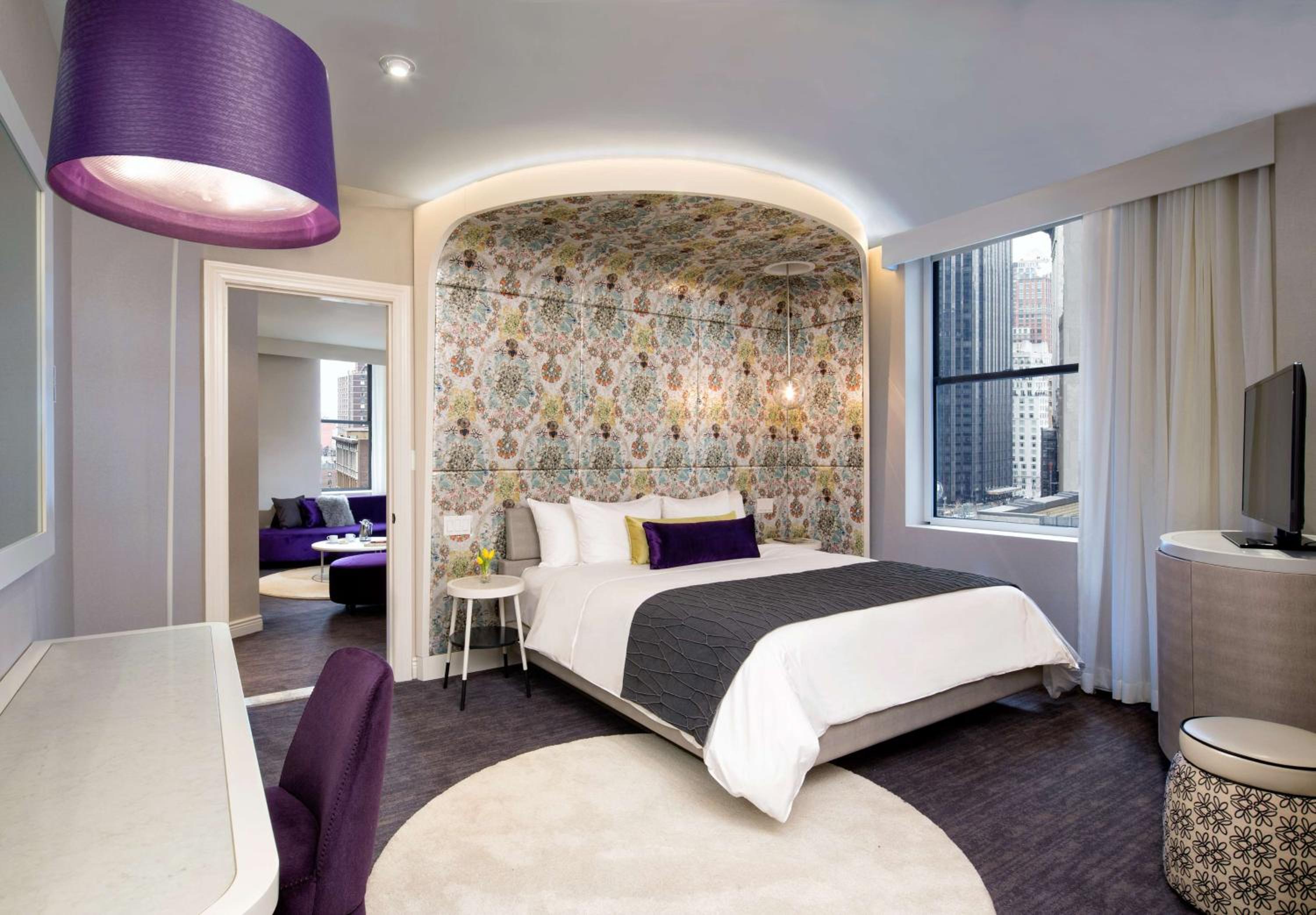 One-Bedroom King Suite With Roll-In Shower thumbnail 6