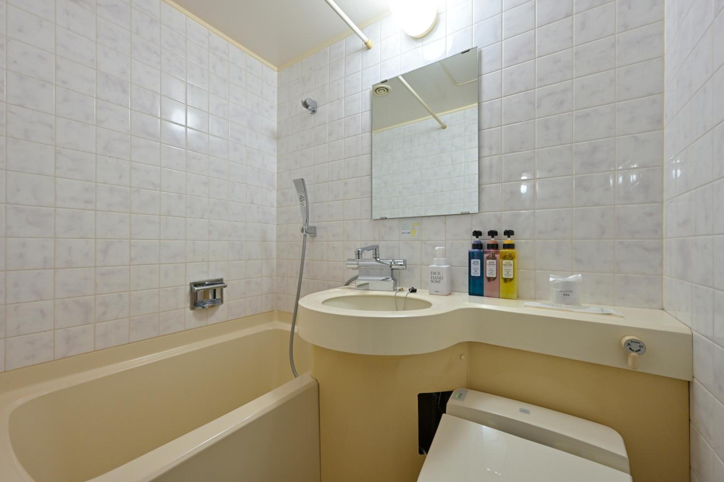 Single Room with Bathroom - Photo 3