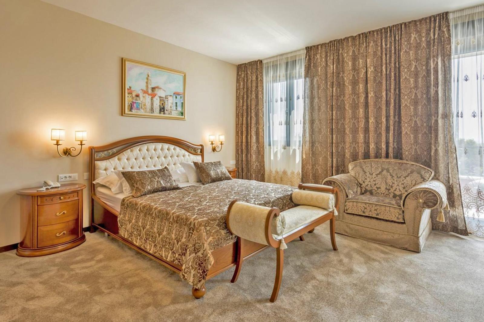 Exclusive Double Room with Balcony - Free Parking thumbnail 5
