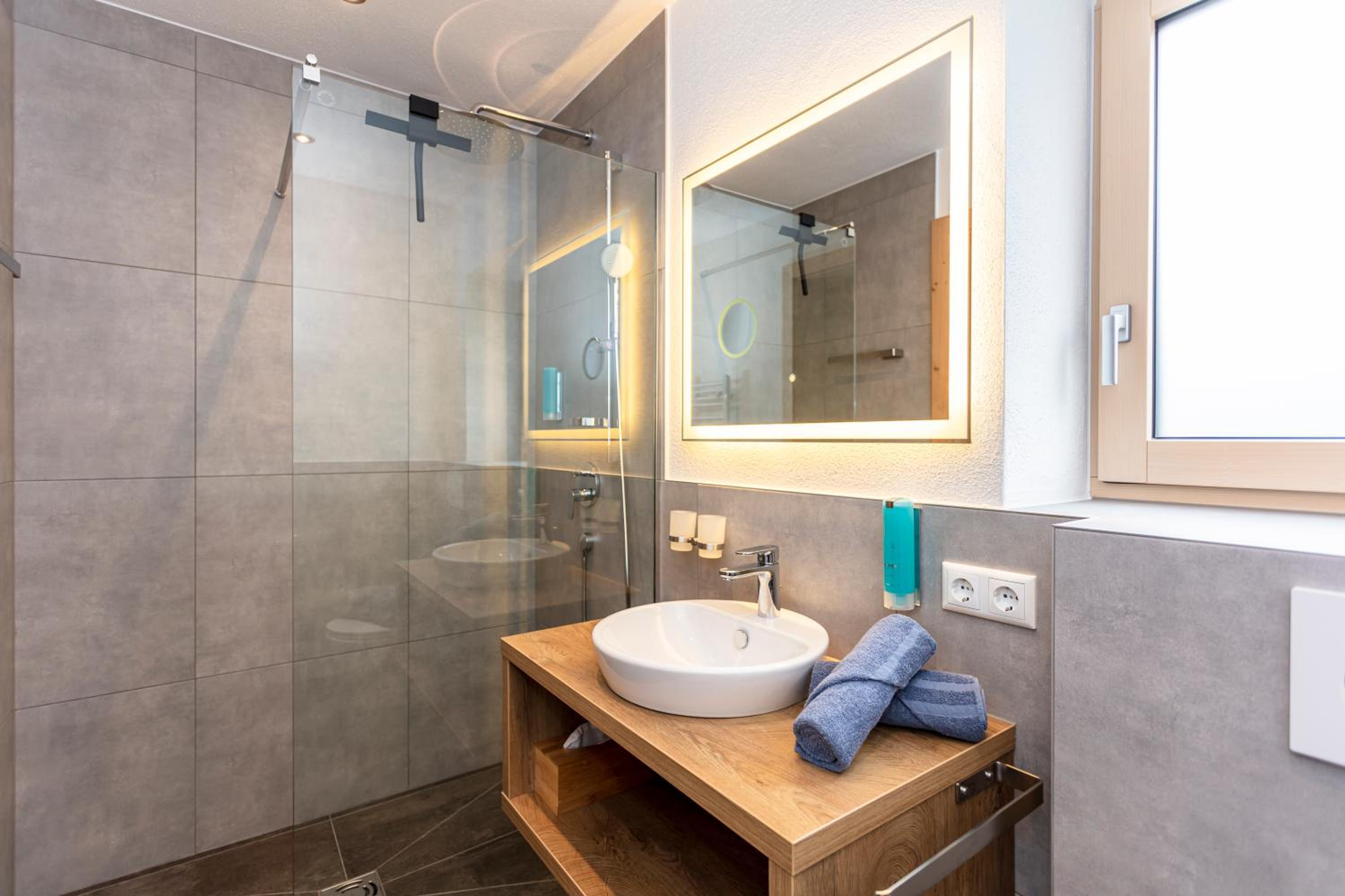 Apartment with Shower photo 3
