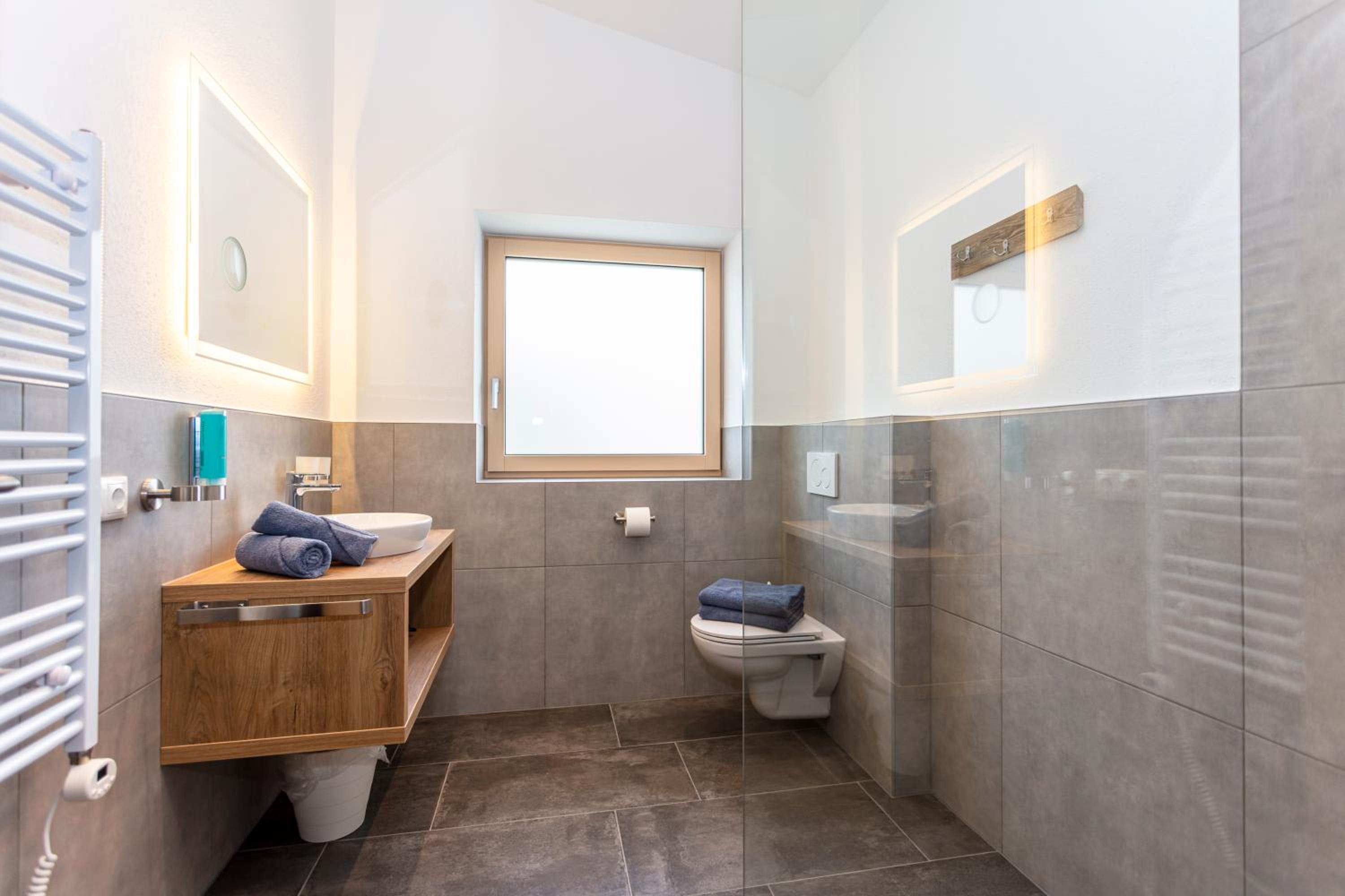Two-Bedroom Apartment with Bath photo 2