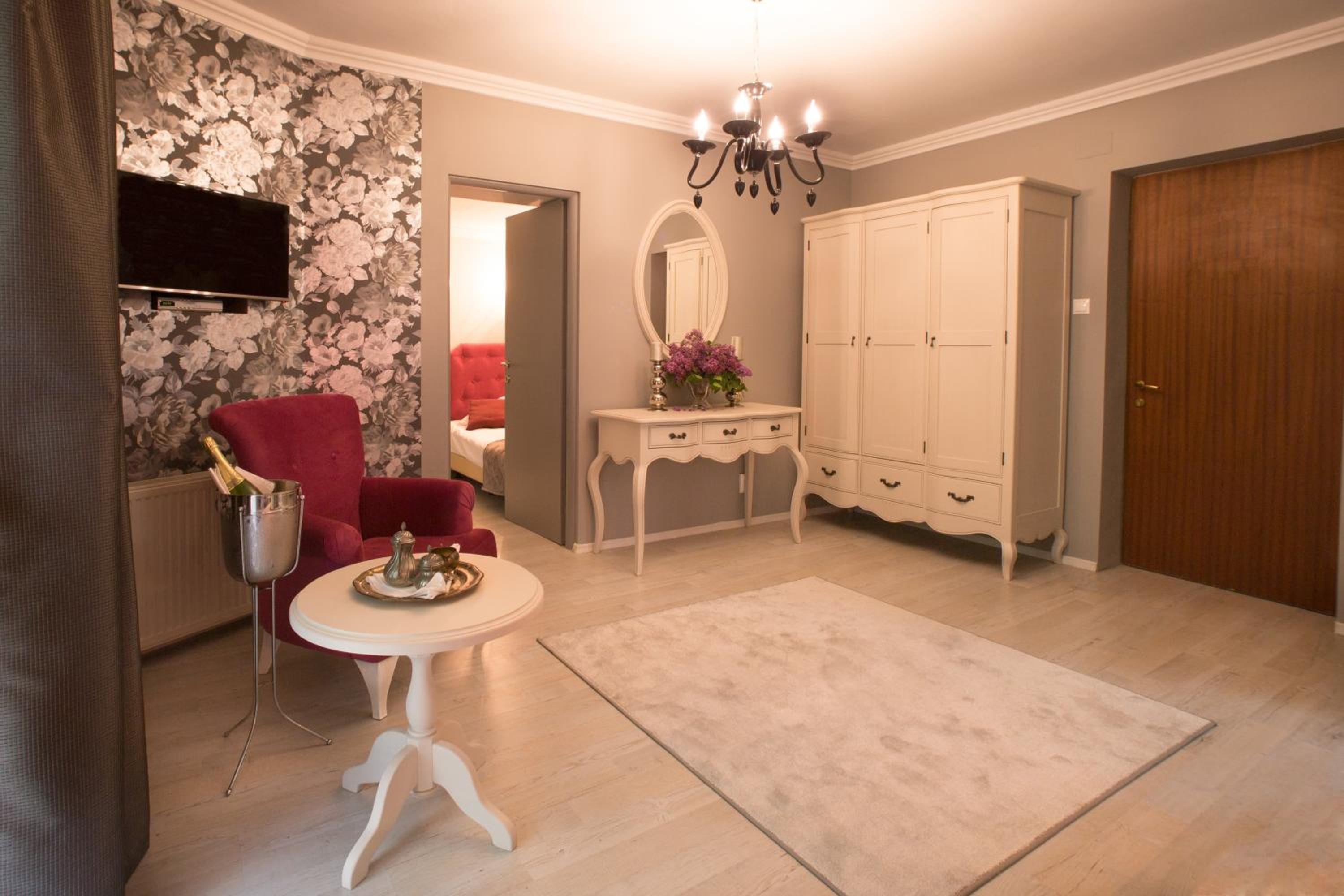Family Suite with Balcony - Photo 1
