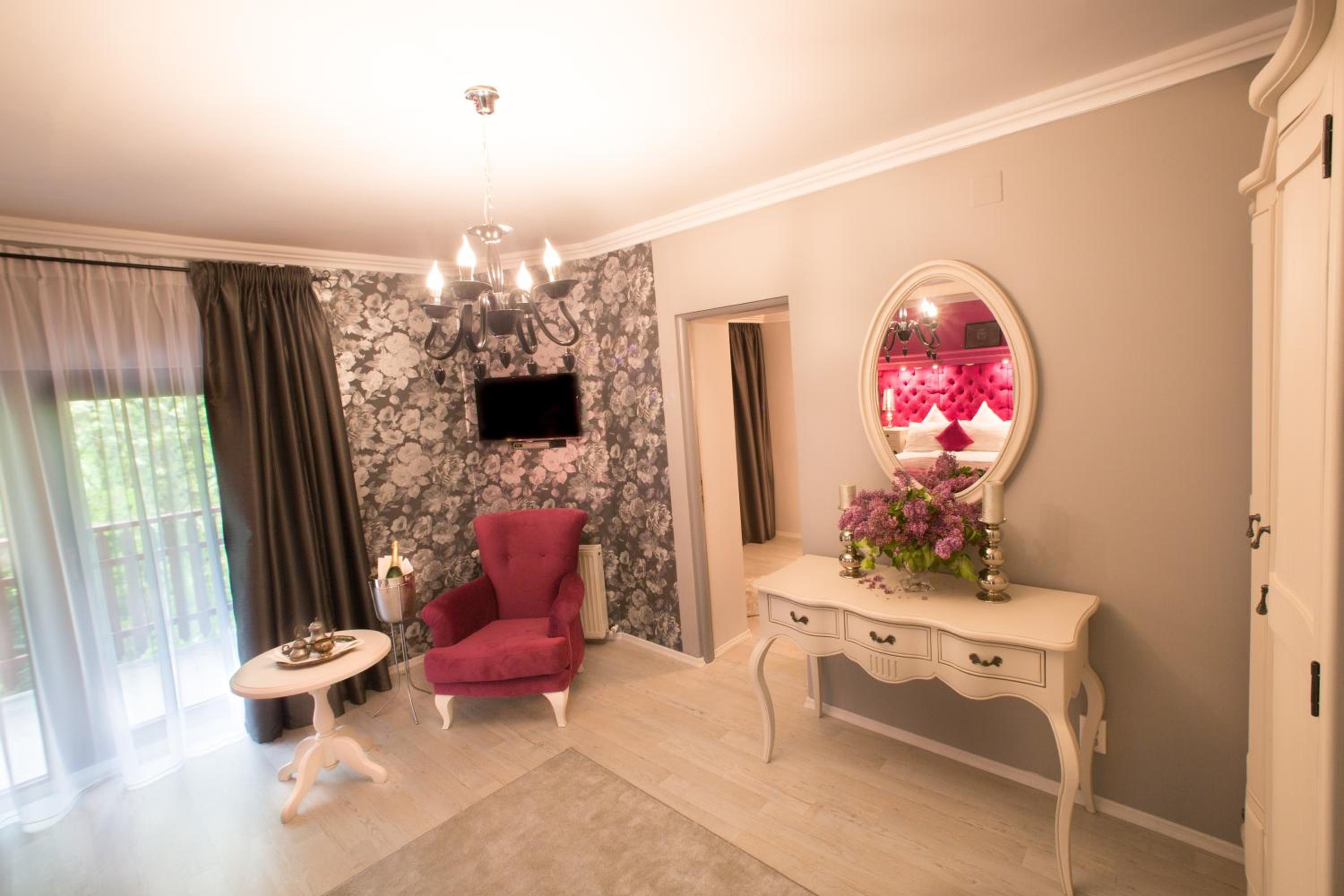 Family Suite with Balcony - Photo 2