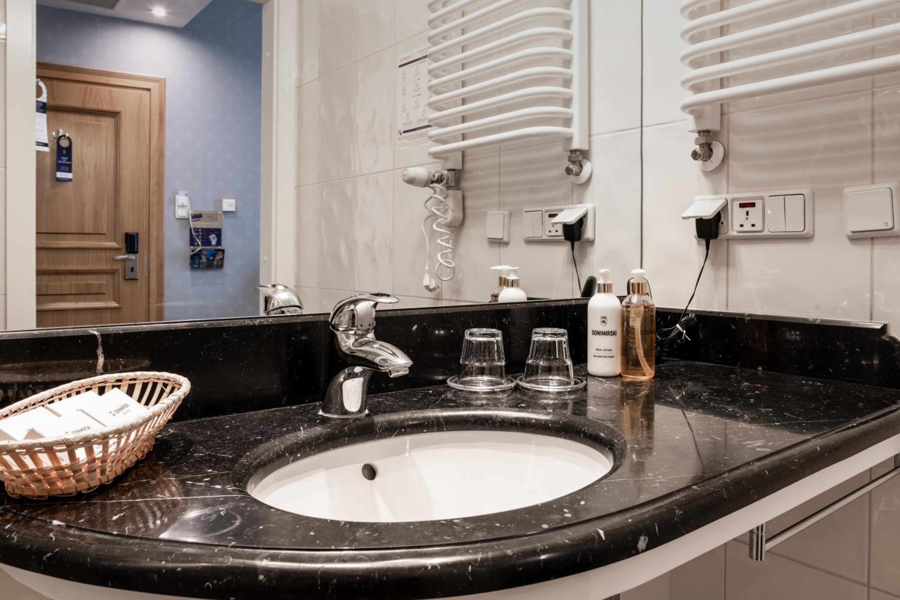 Standard Double Room - Photo 9