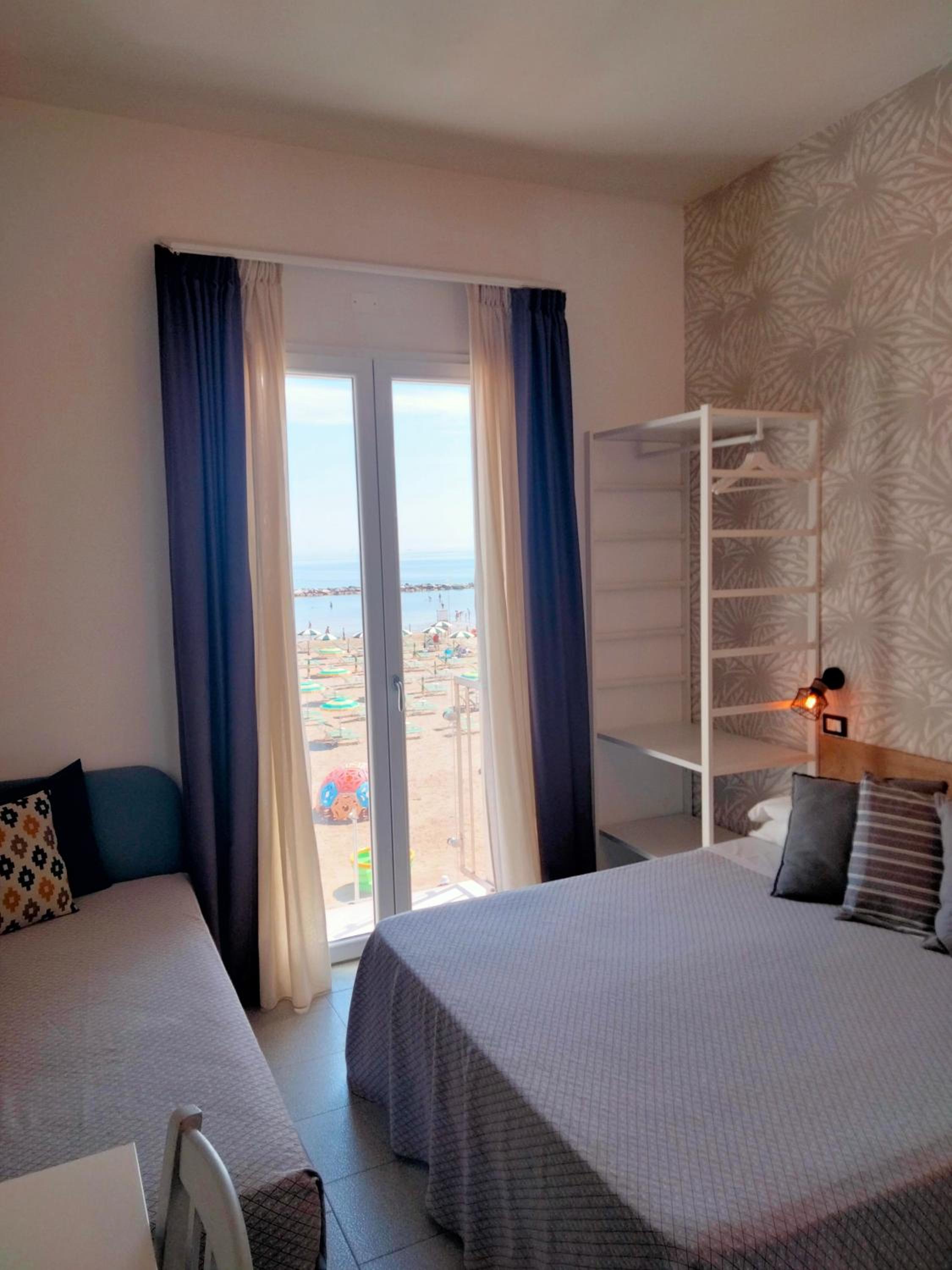 Economy Triple Room with Sea View