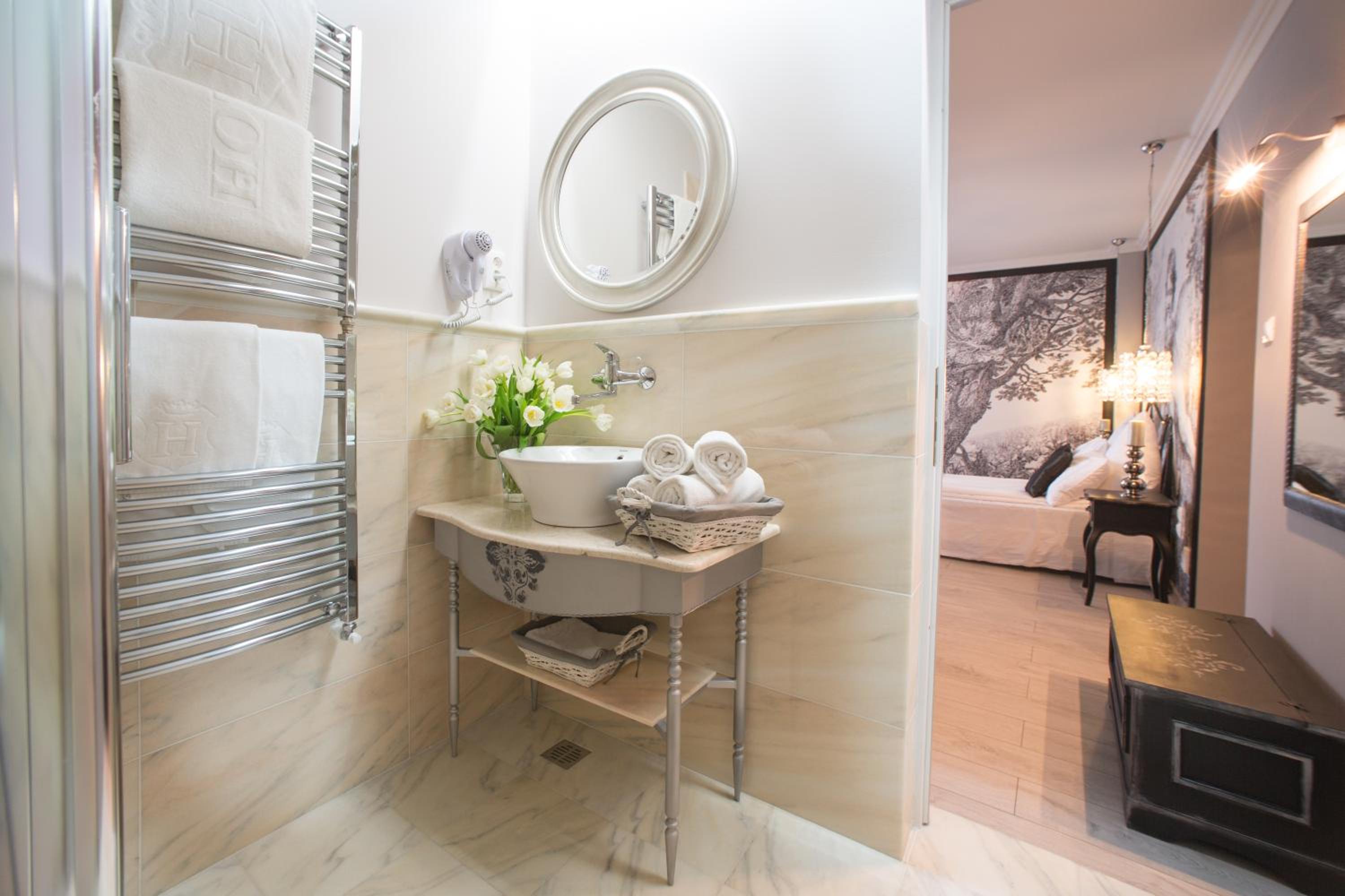 Deluxe Double Room with Lakeview and Balcony - Photo 4
