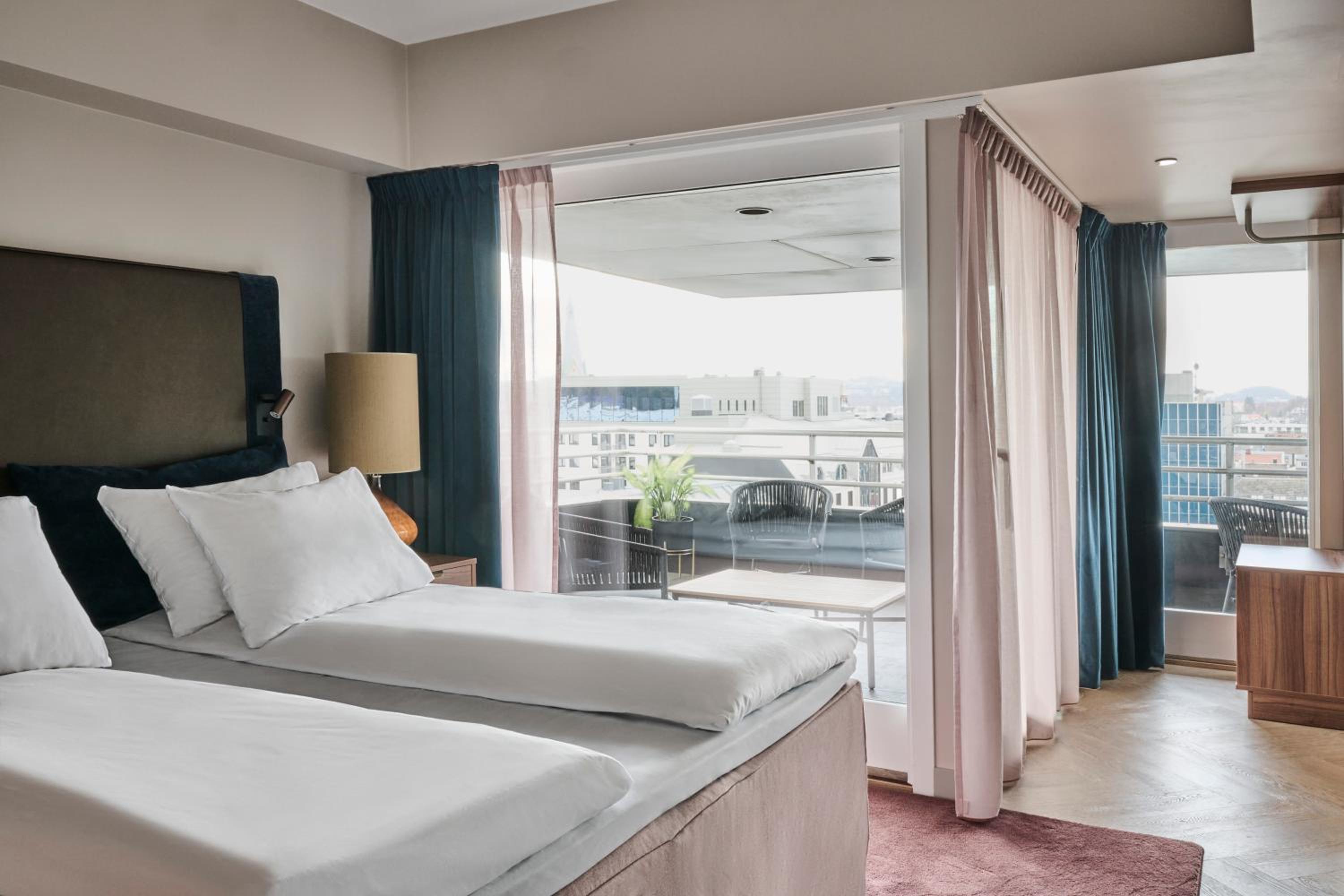 One-Bedroom Suite with Balcony and Harbor View - Photo 2