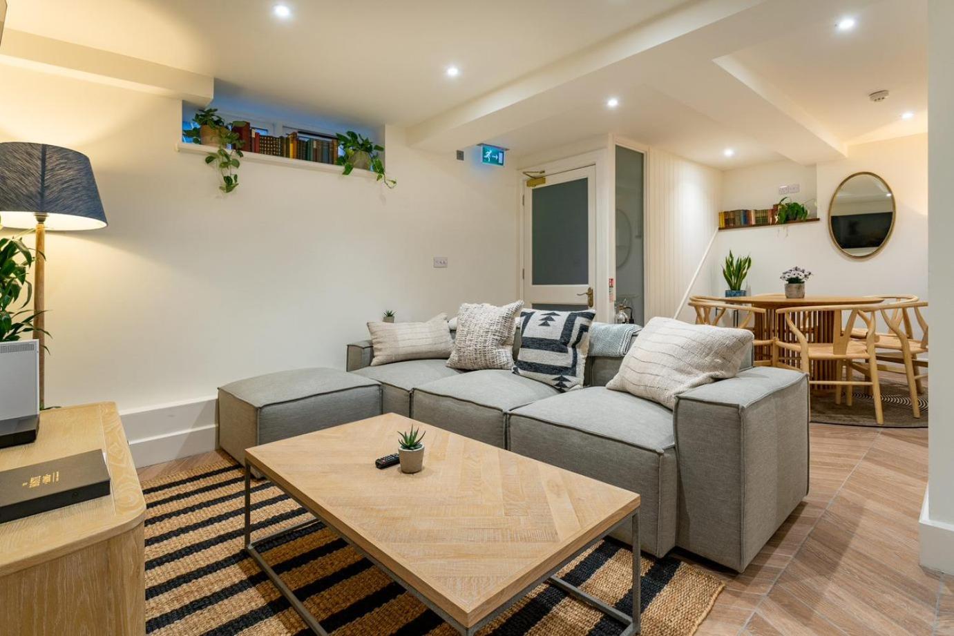 The Den - Four Bedroom - Basement Apartment photo 2