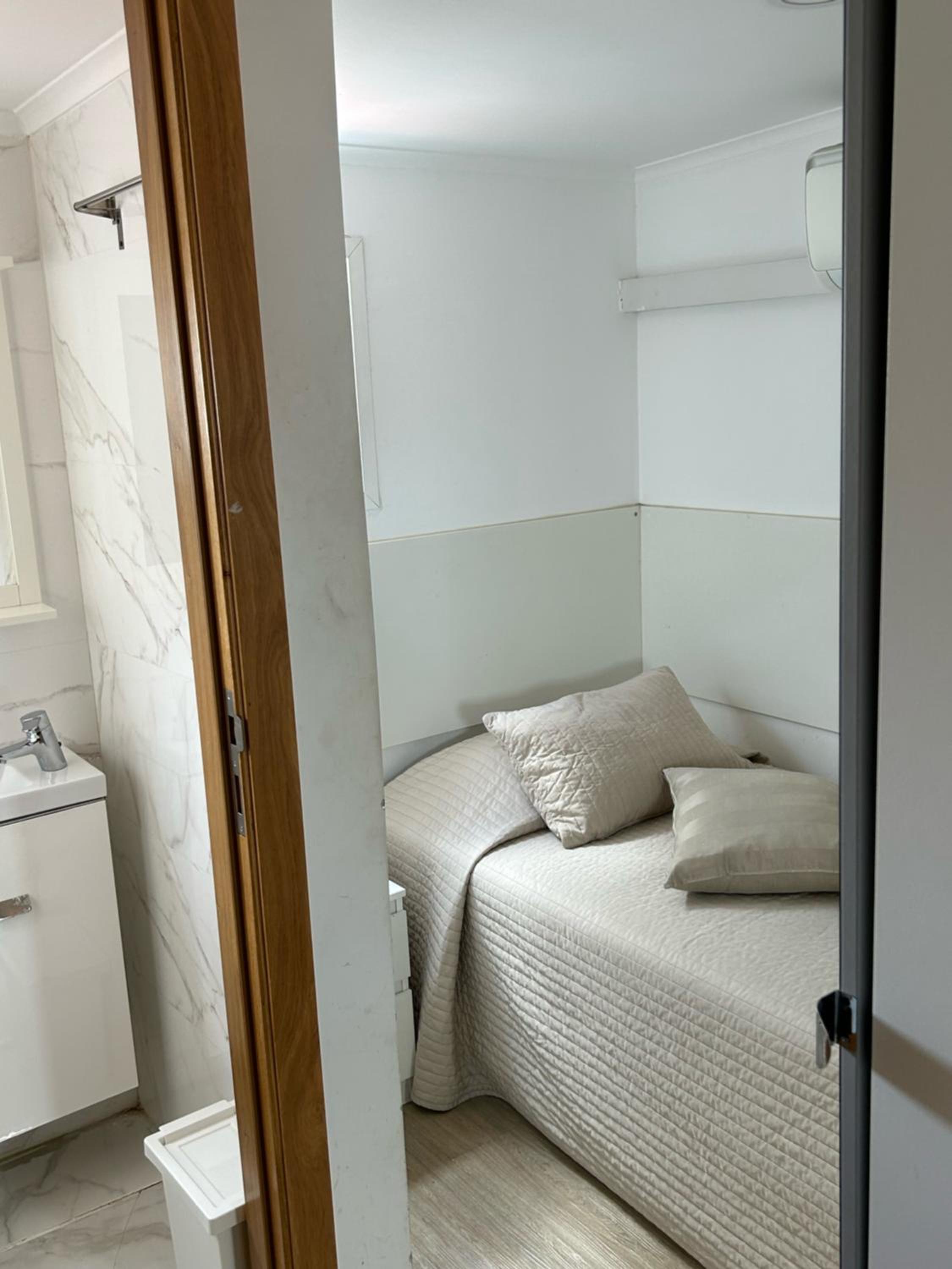 Budget Single Room - Attic - stairs access only photo 2