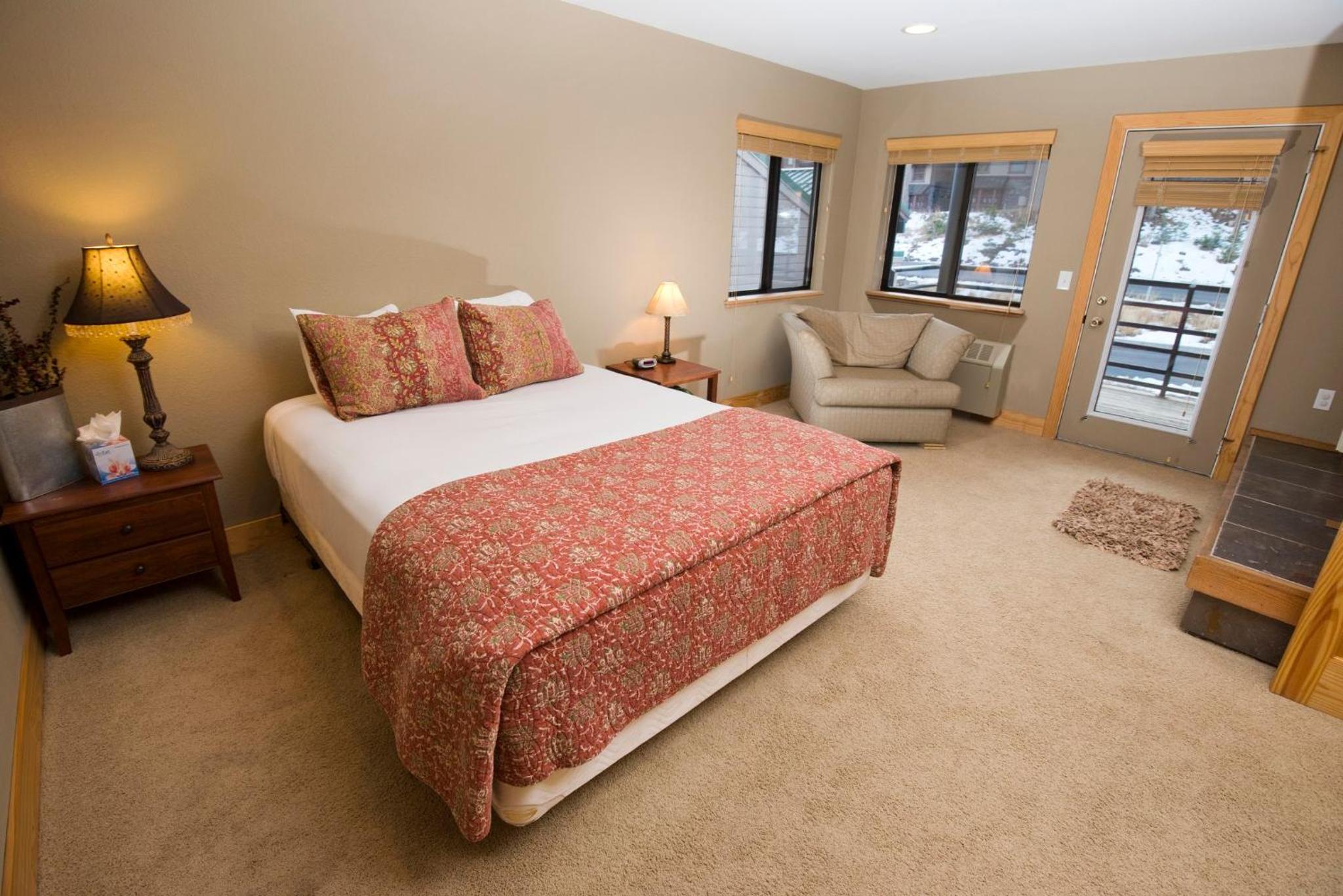 Deluxe Queen Suite photo 1