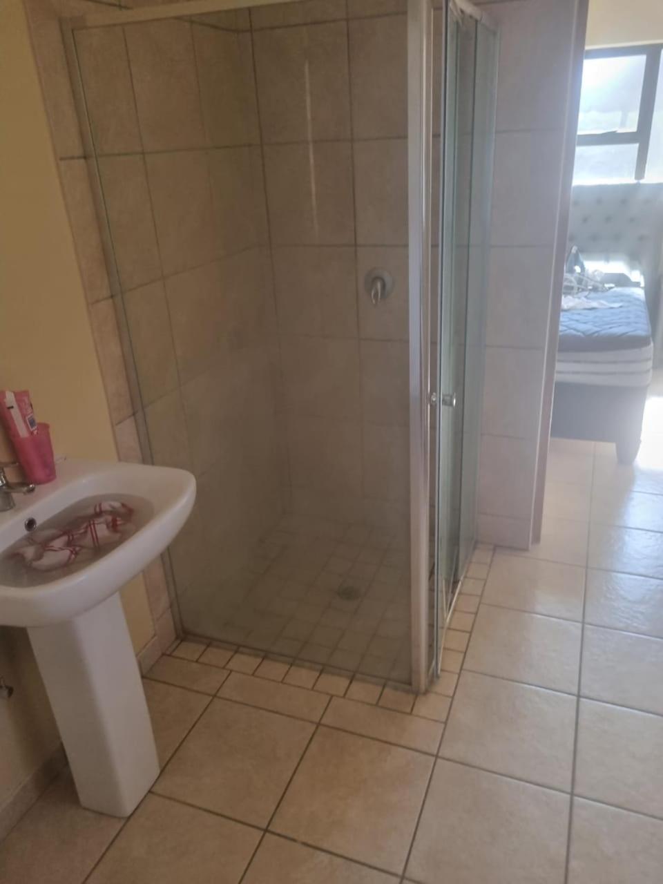 Deluxe Double Room with Shower - Photo 4