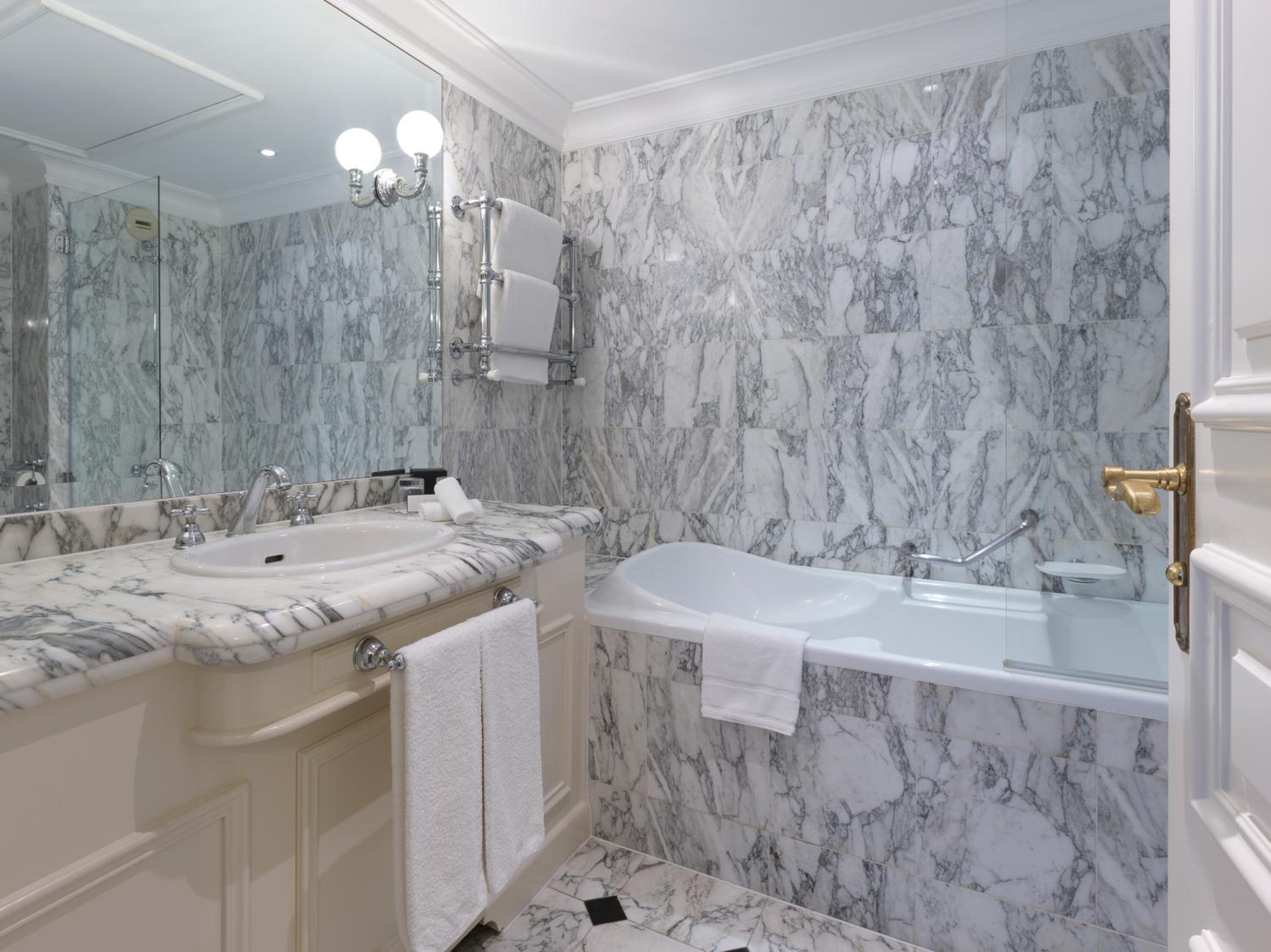 Standard Double Room with Sea View - Photo 3